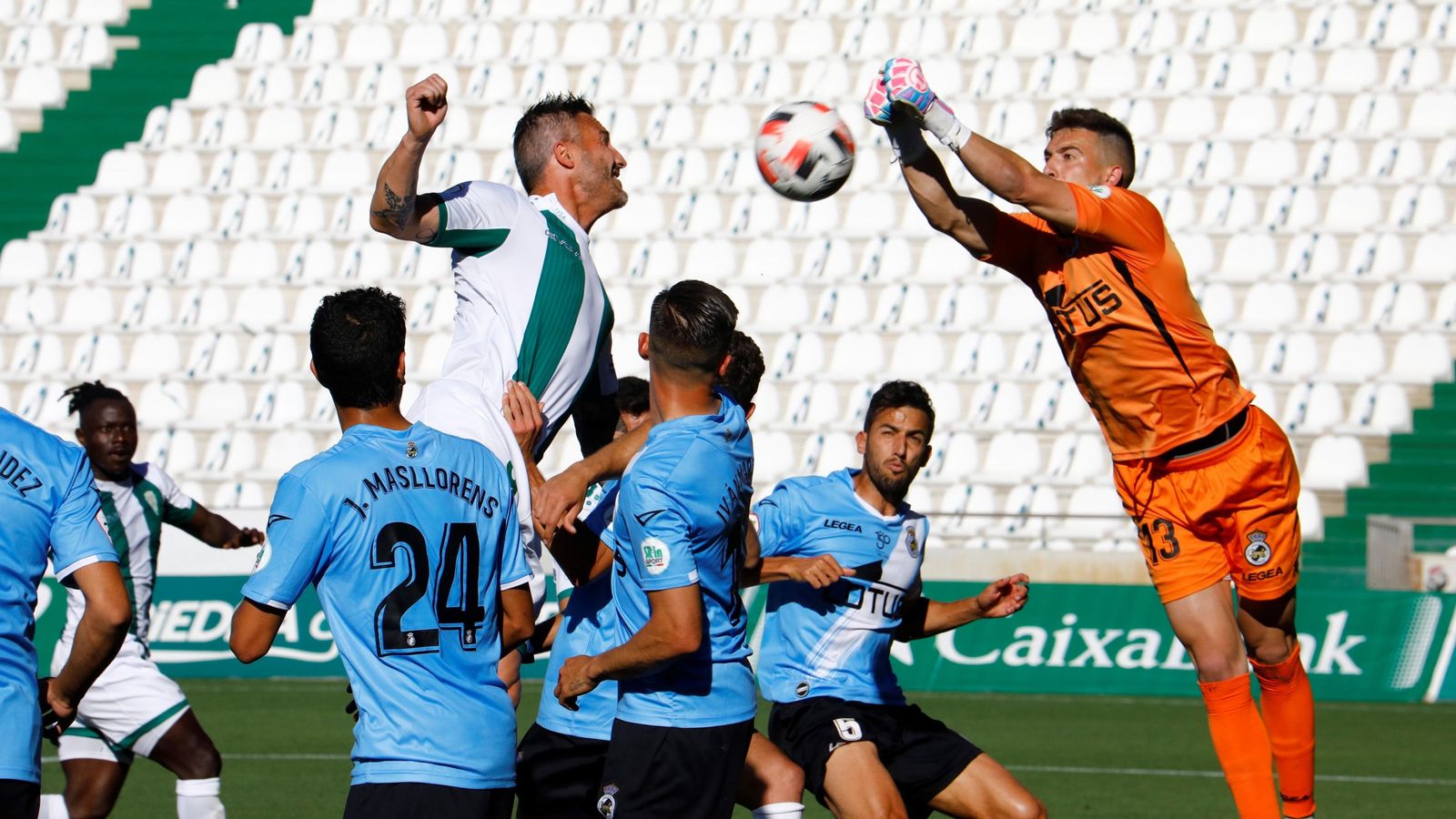 Nacho Miras despeja un centro lateral que intenta rematar Piovaccari.