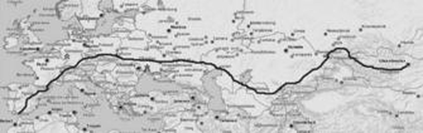 Los cuatro miembros de estos dos equipos ante sus dos viejos todoterrenos.