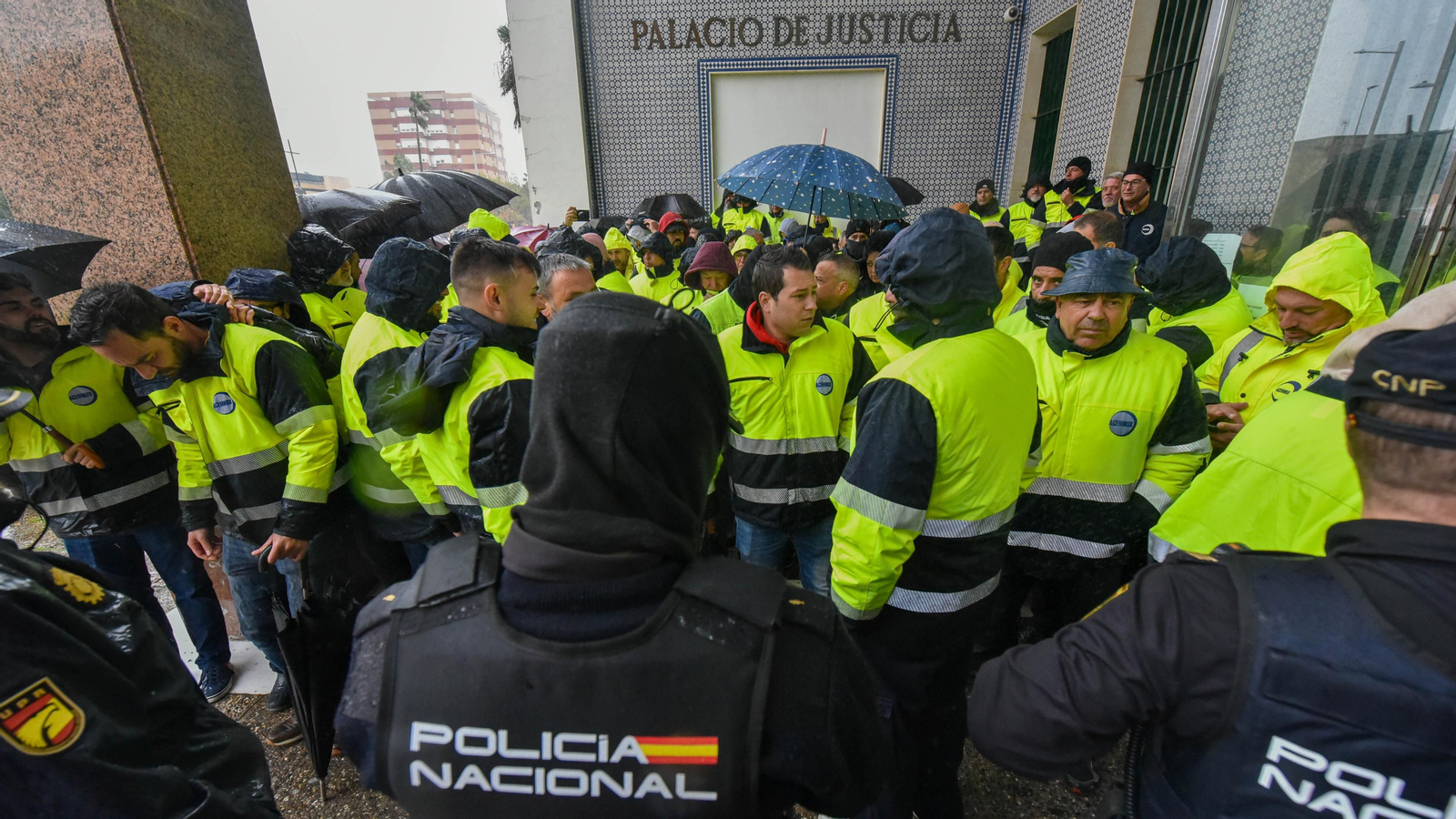 Imágenes de la entrada a los juzgados del trabjador detenido en la ultima manifestación de la plantilla Acerinox en