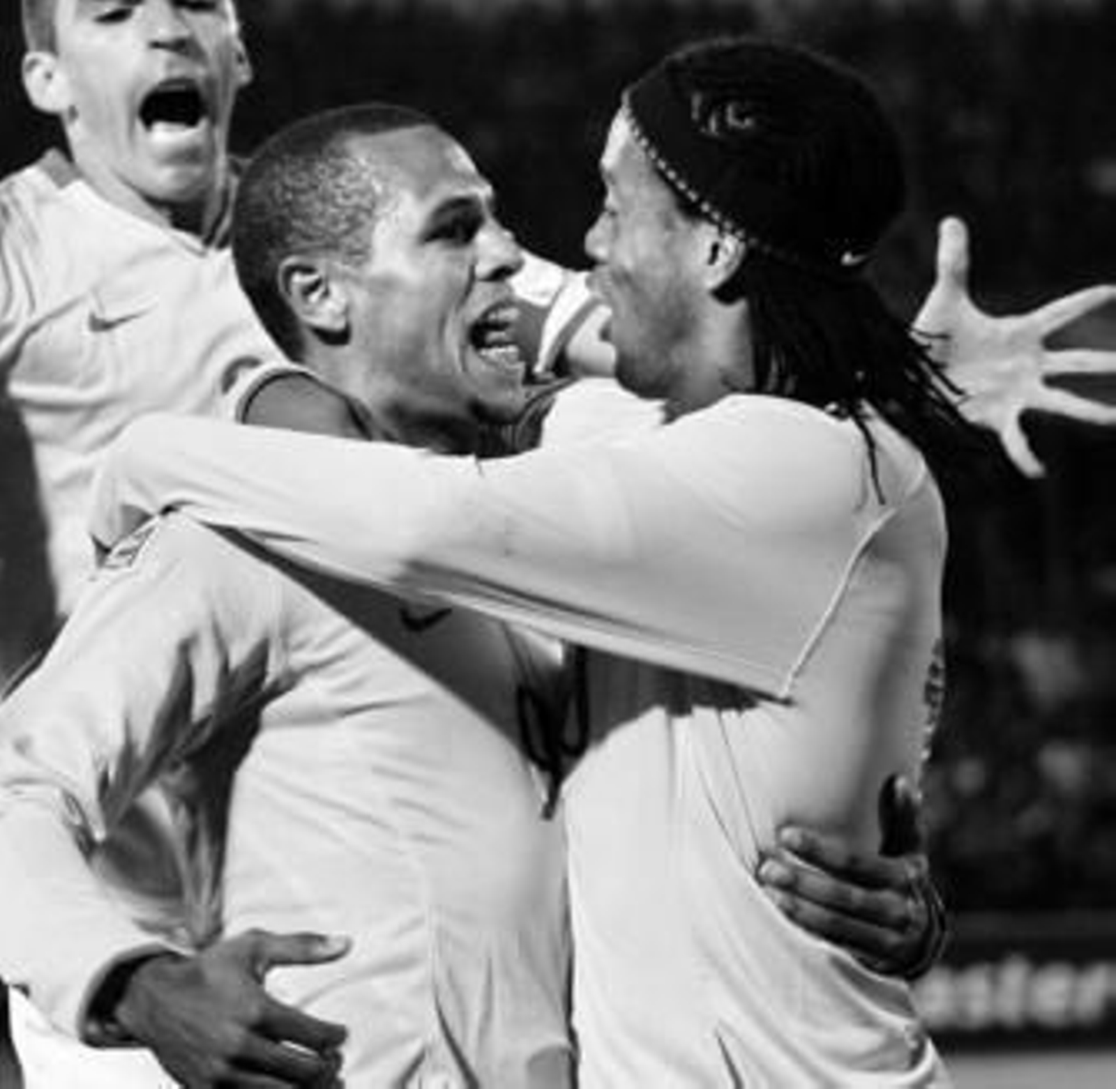 Luis Fabiano recibe el abrazo de Ronaldinho en el Chile-Brasil de la madrugada de ayer.