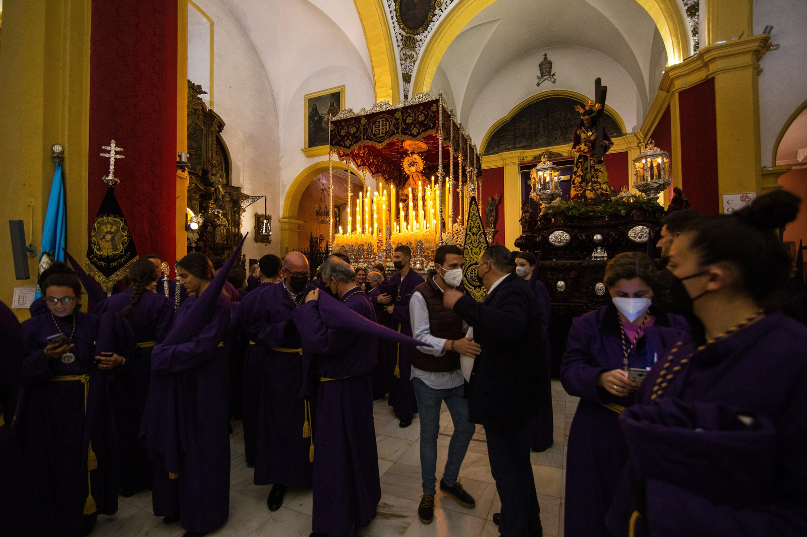 Madrugada de Viernes Santo en San Fernando: Las imágenes del Nazareno