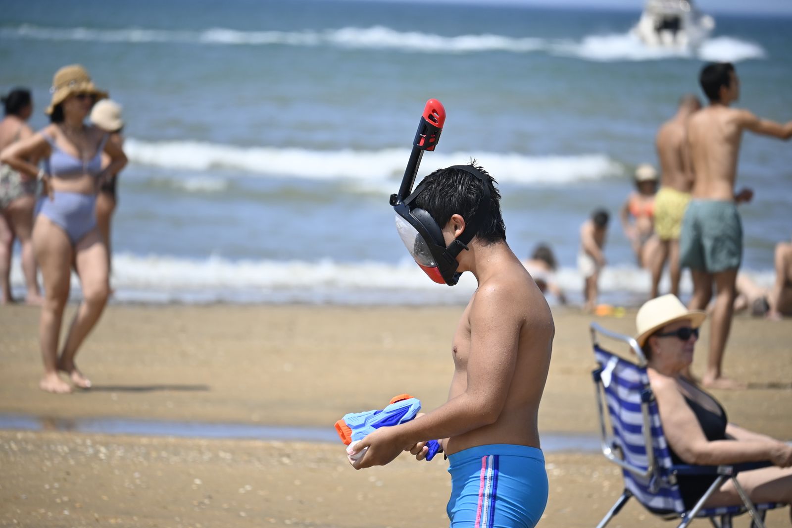 Ambiente en la playas de Huelva este sábado 22 de julio, en imágenes