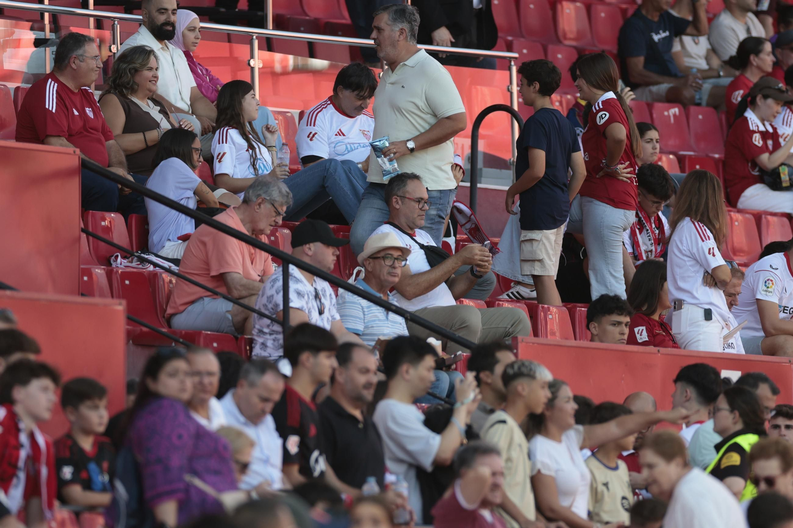 Búscate en las fotos del Sevilla FC - Barcelona