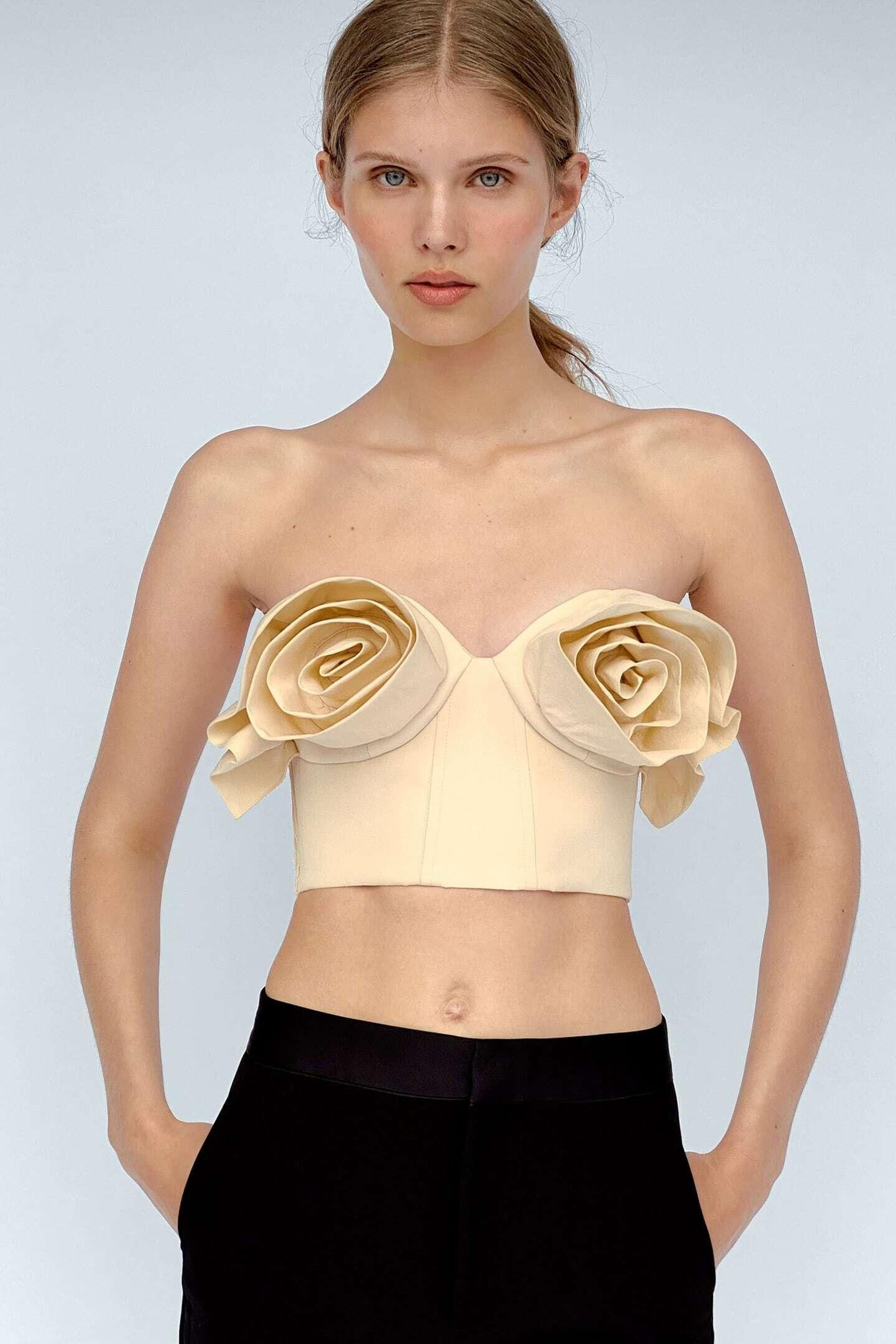 Bustier con flores en color arena de Zara.