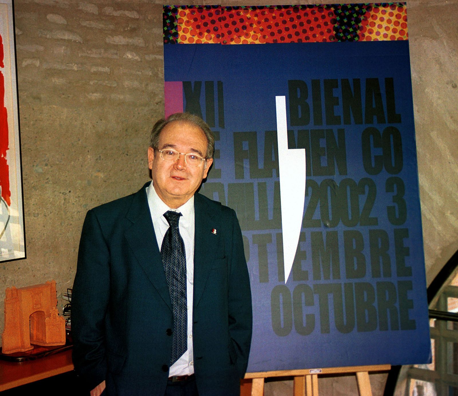 Manuel Herrera ante el cartel de la Bienal 2002.