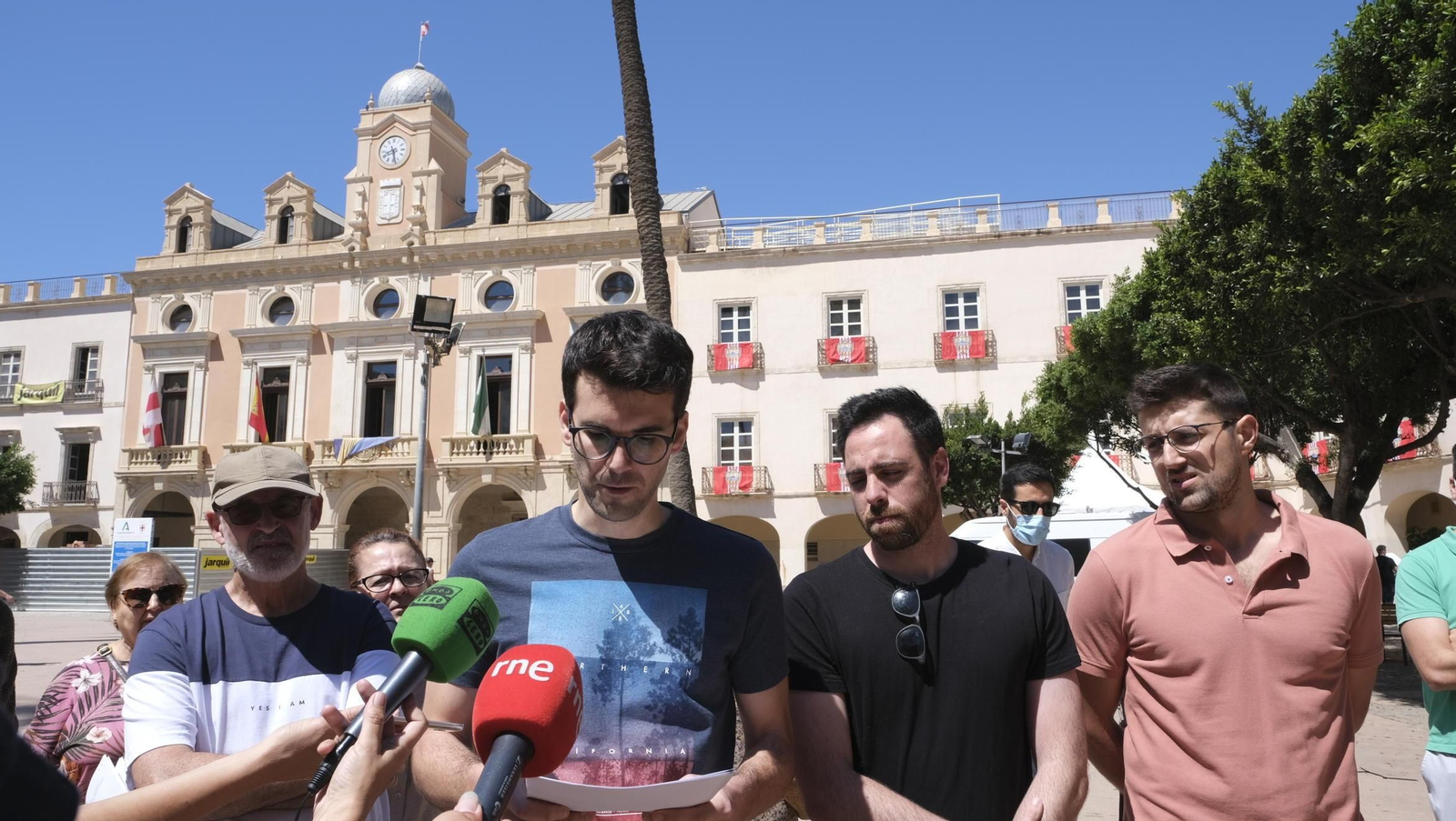 Los miembros de la Plataforma de Afectados de las viviendas de avenida Vilches han leído un manifiesto en la Plaza Vieja