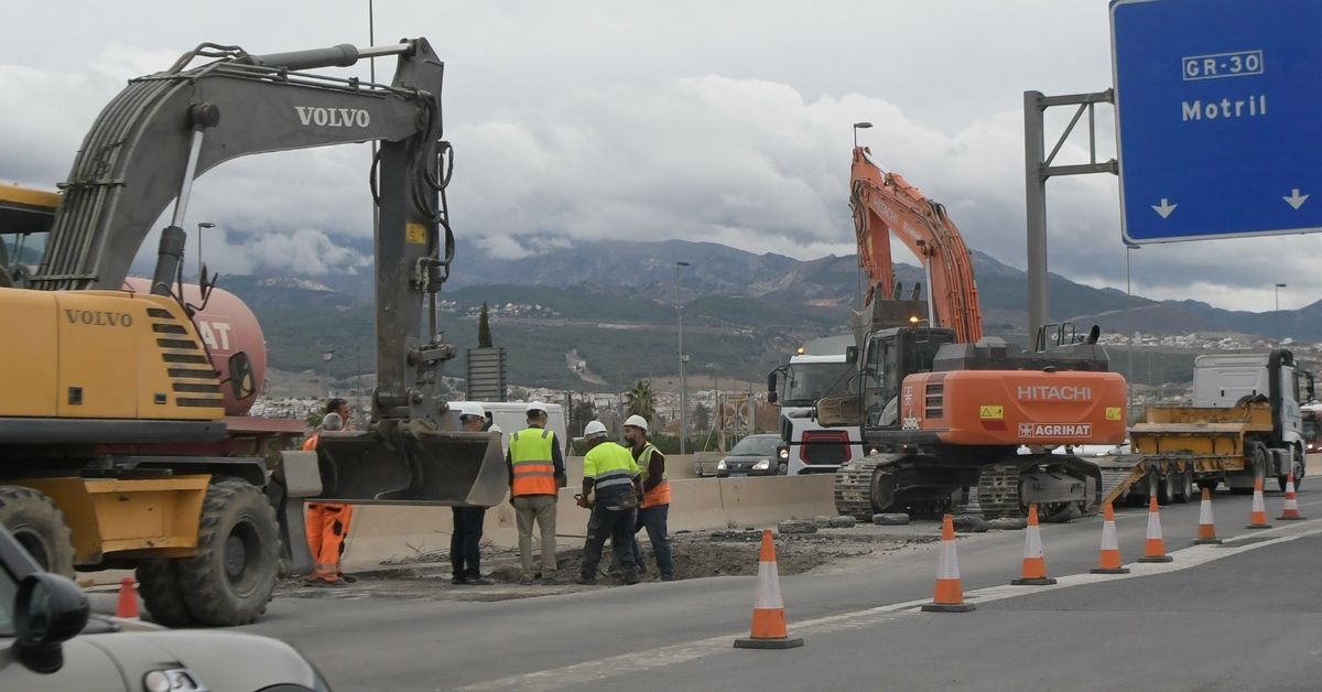 La Circunvalación de Granada se vuelve a hundir por las obras del paso ...