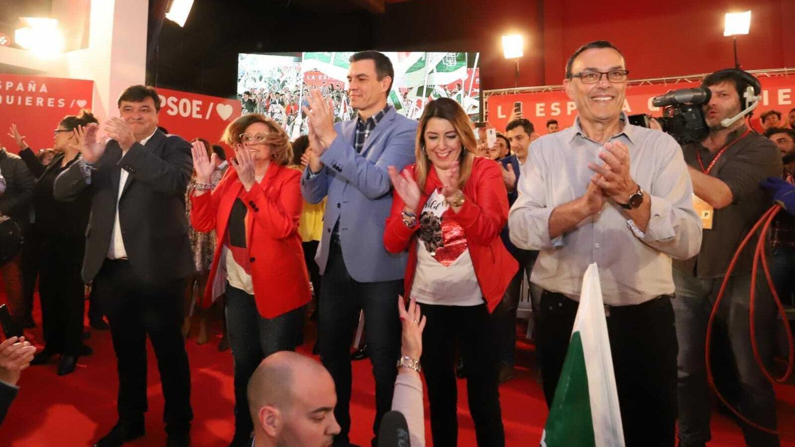 Pedro Sánchez aplaude a los asistentes acompañado por Ignacio Caraballo, Susana Díaz, María Luisa Faneca y Gabriel Cruz.
