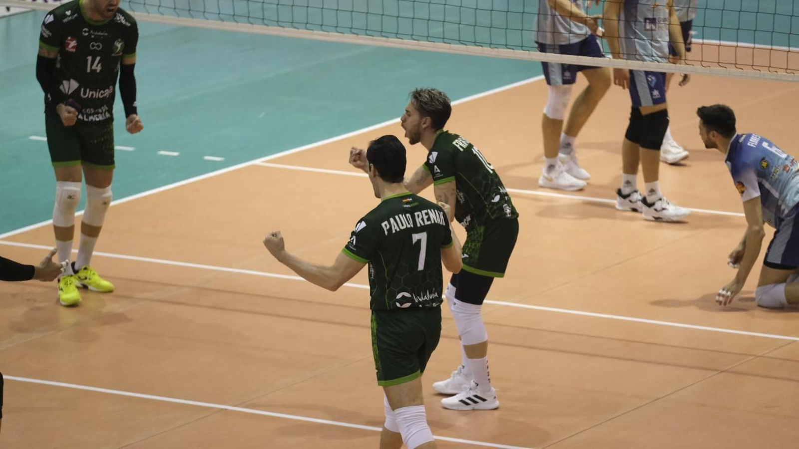 Paulo Renán y Fran Ruiz celebran uno de los puntos contra Soria en el Moisés Ruiz.