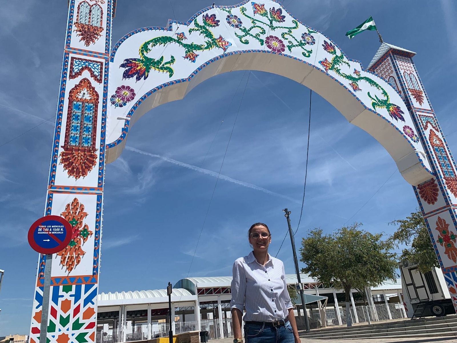 La alcaldesa, la socialista Rocío Campos, bajo la portada de la Feria de Cantillana.