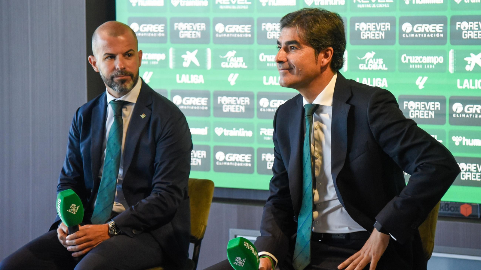 Manu Fajardo y Ángel Haro atienden a los medios de comunicación tras la presentación de Amrabat.