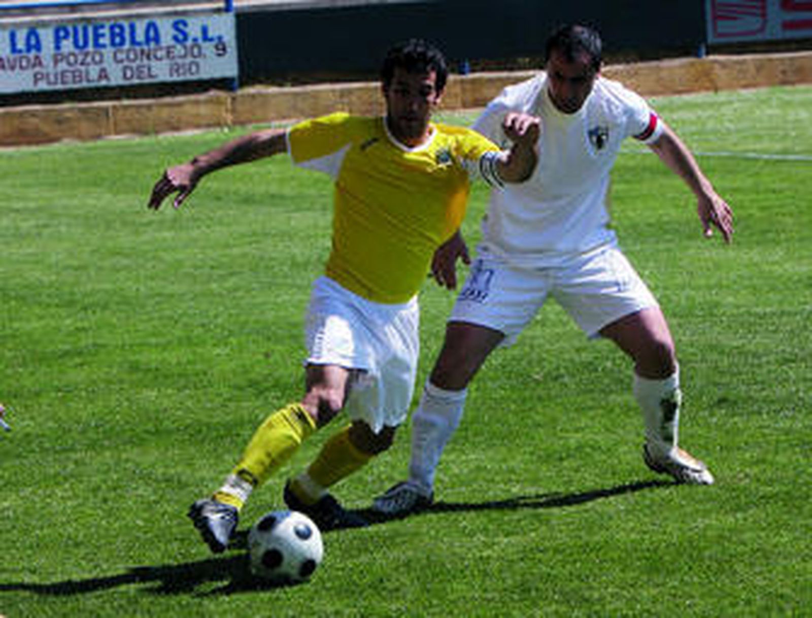 Añete intenta controlar el esférico ante la presión de un rival del Pozoblanco.