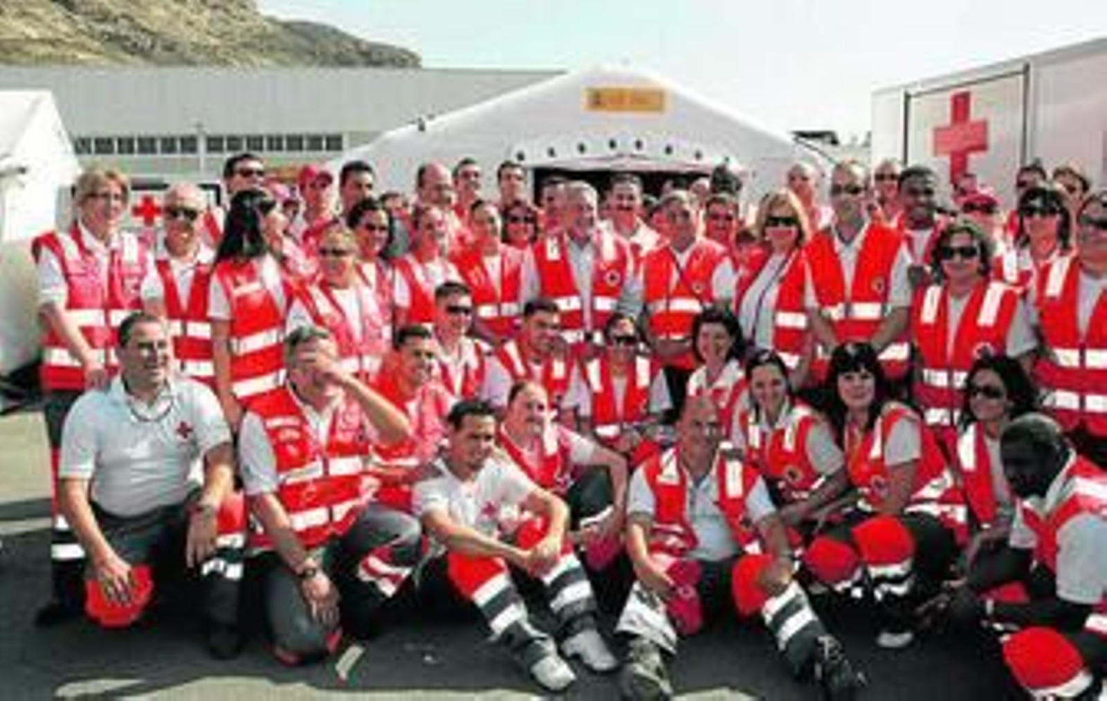 Una gran representación de los voluntarios de Cruz Roja Almería.