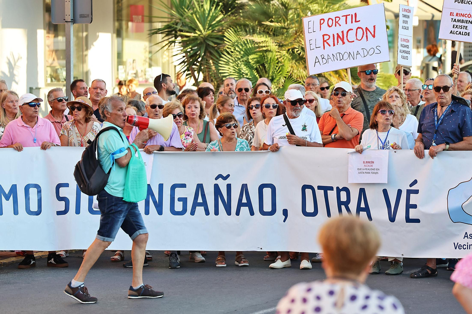 Imágenes de la concentración de los vecinos del Portil por el abandono de la playa