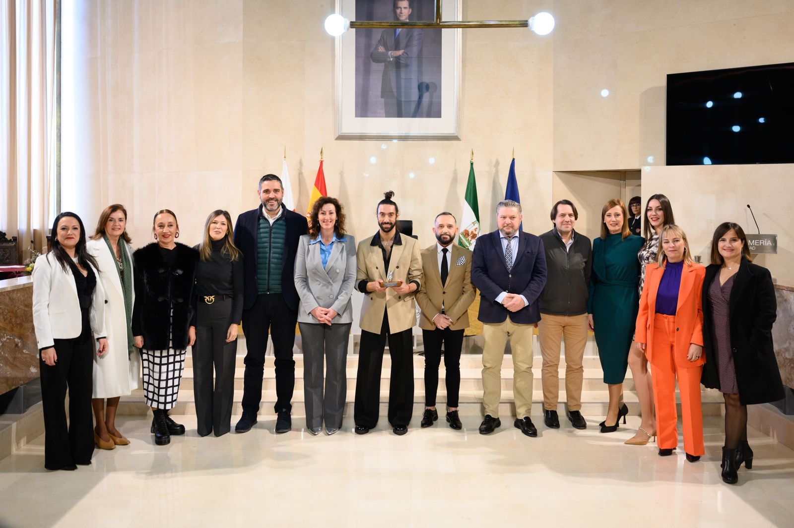 Eduardo Guerrero en una foto de familia con las autoridades tras recibir la distinción de ‘La Zapatilla de Plata’.