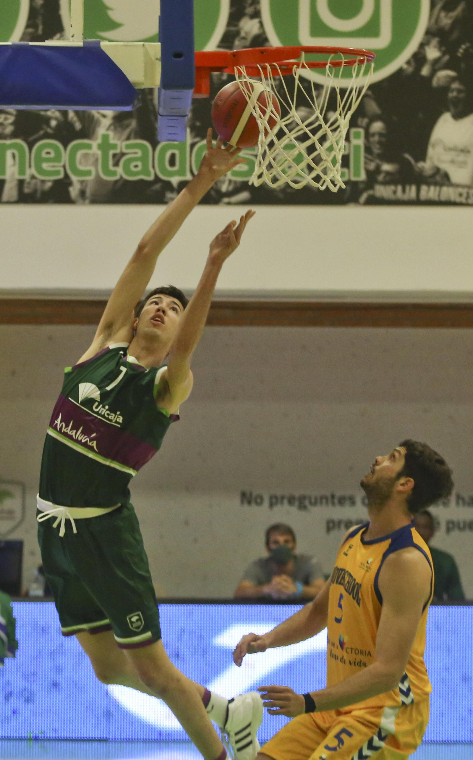 El Novaschool se lleva el derbi ante el Unicaja en Los Guindos