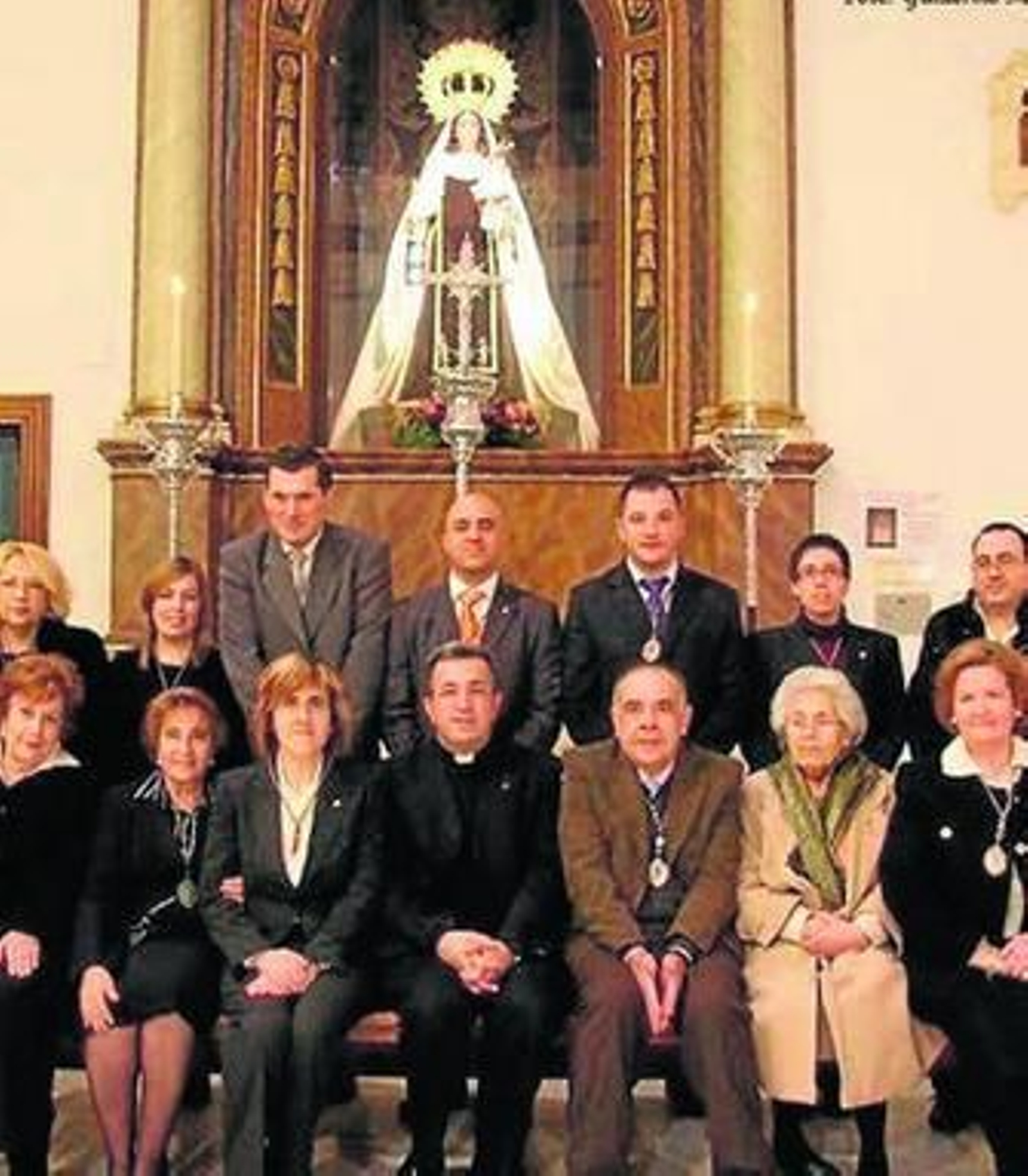 Monseñor Ginés García con la junta directiva de la hermandad.