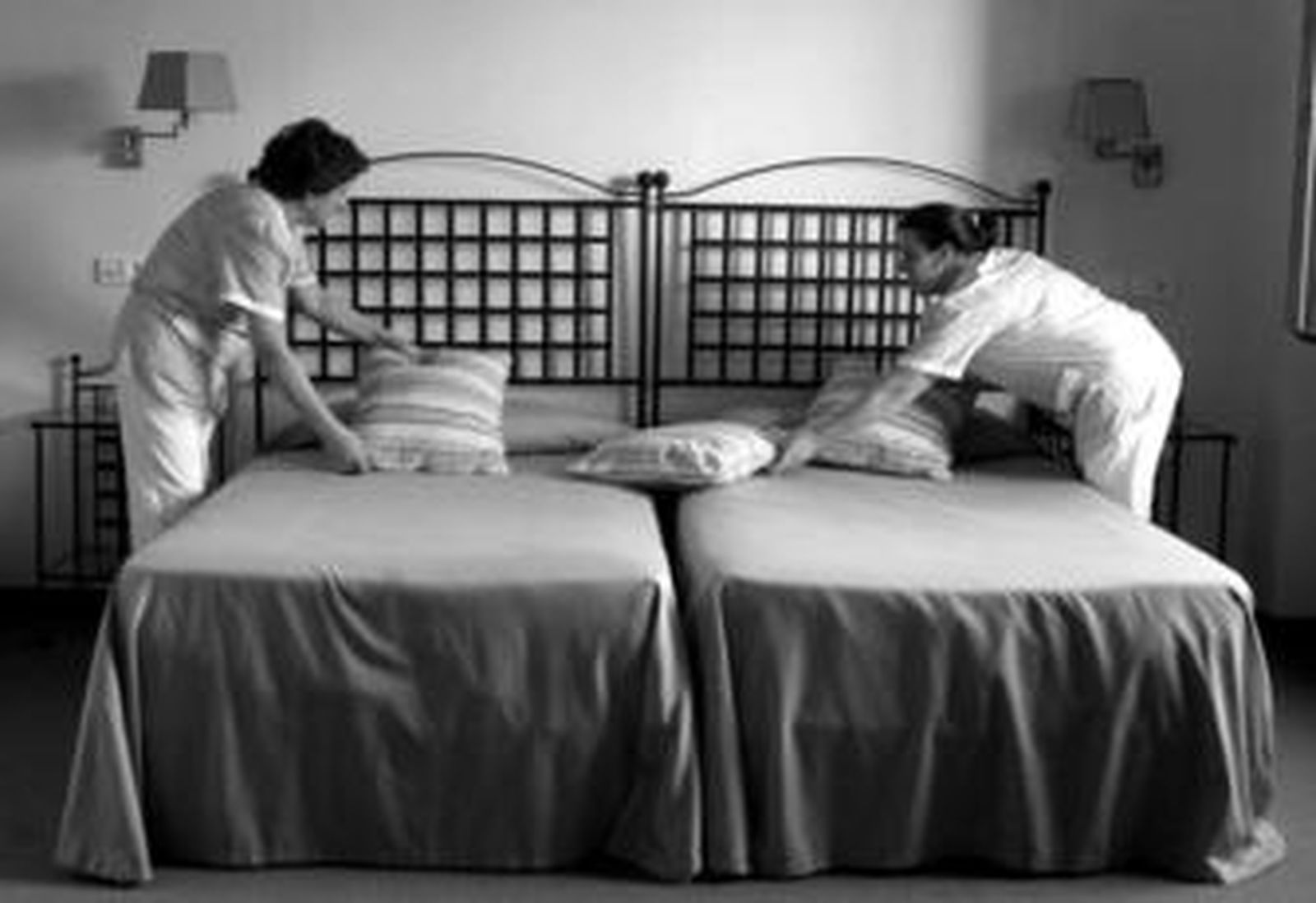 Trabajadoras del hotel Puerta de la Villa, de Grazalema, preparan una de las habitaciones que se mantendrán ocupadas durante todo el puente.