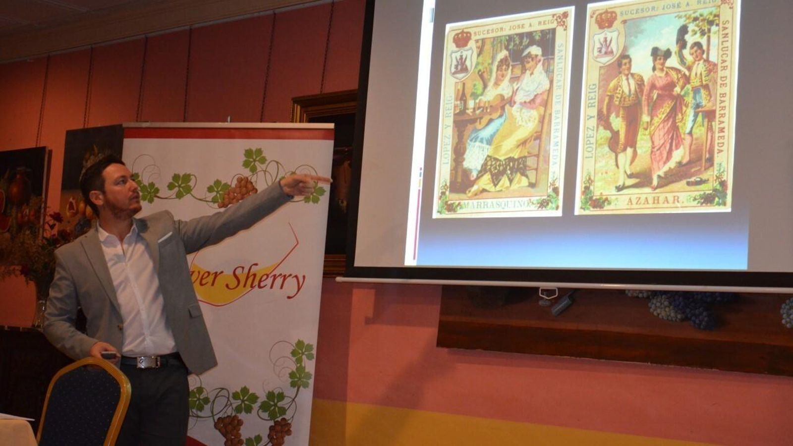 Rafael Montaño García, coleccionista y estudioso de las etiquetas.