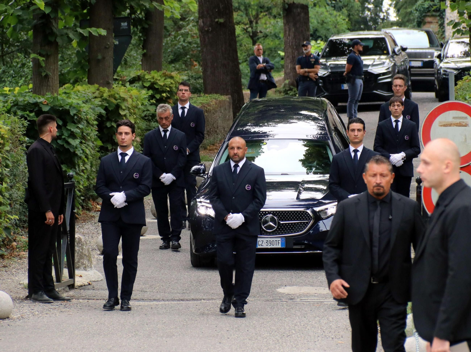 La comitiva fúnebre con los restos de Giorgio Armani llegan a Rivalta
