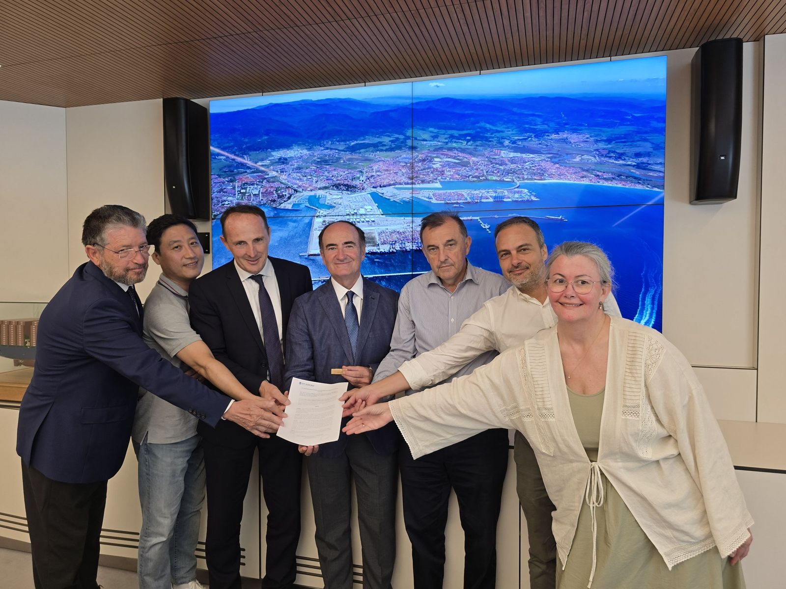 José Luis Hormaechea, director general de la APBA; Yong Son, CCO TTI Algeciras; Jean-Jacques Comiti, responsable de negocio global de CMA Terminals; Gerardo Landaluce, presidente de la APBA; Alonso Luque, CEO de TTI; Francisco Rivera, deputy CEO y COO de TTI; y Carolina Soler, CFO de TTI