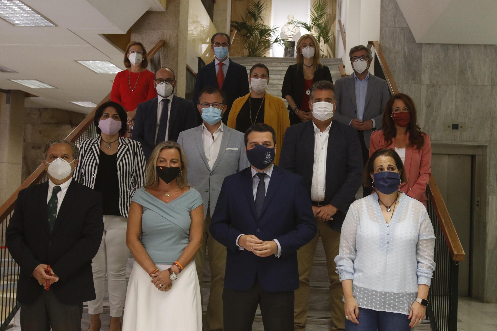 El cogobierno de PP y Cs posa en una de las escaleras de Capitulares.