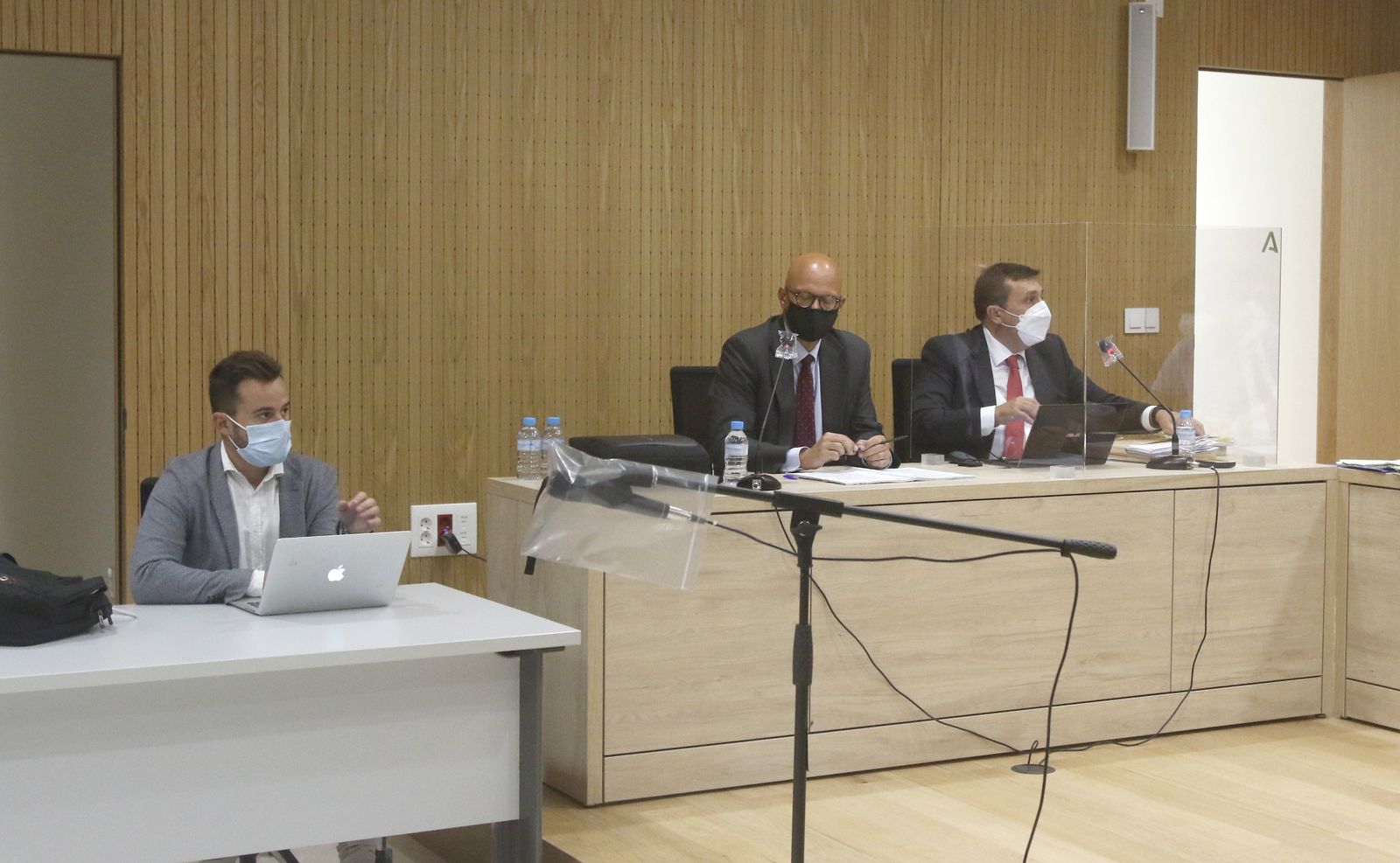 Alejandro González, en representación de Azaveco, en la junta de acreedores.