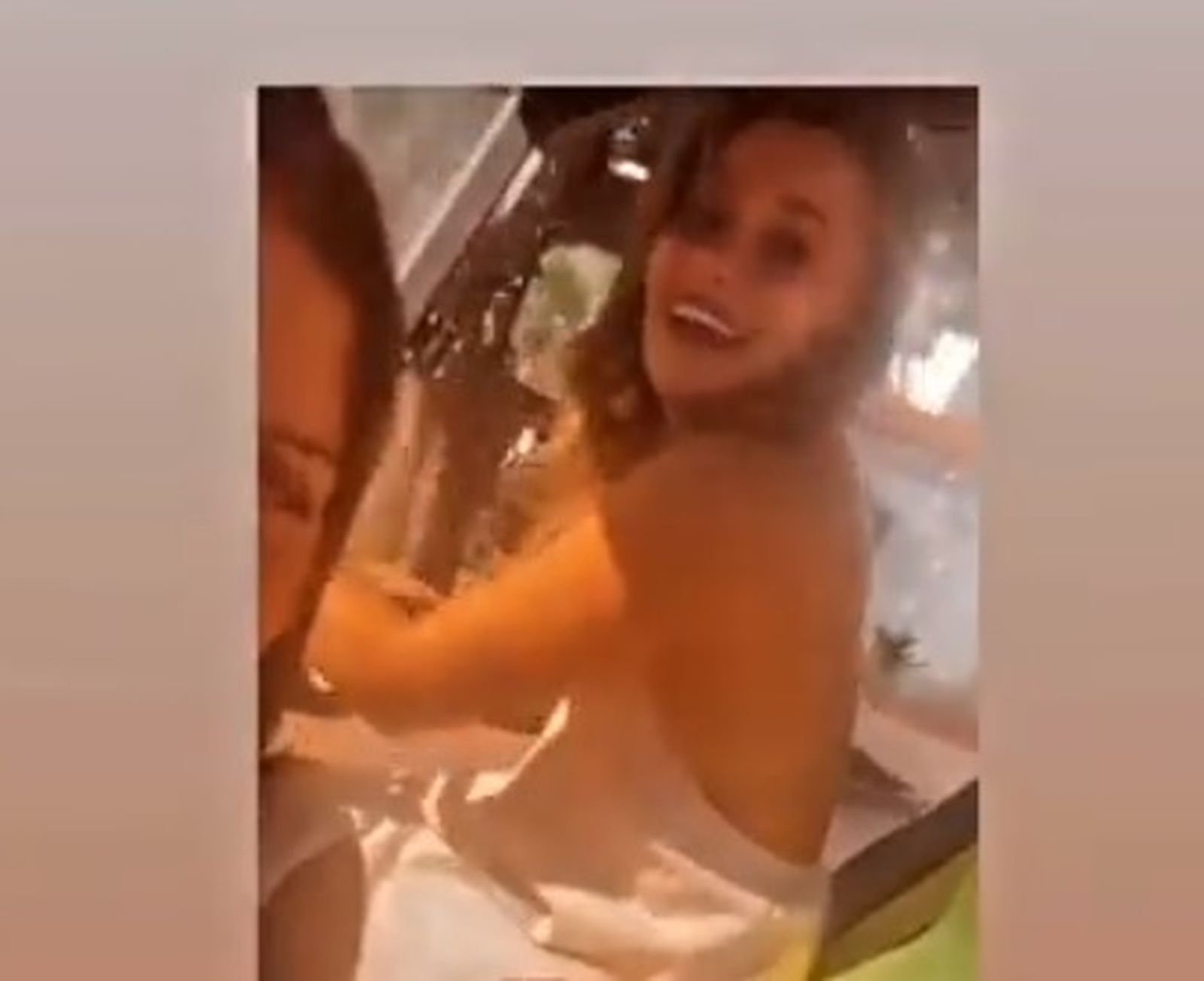 La alcaldesa de La Granjuela conduciendo un vehículo municipal tras una noche de fiesta.