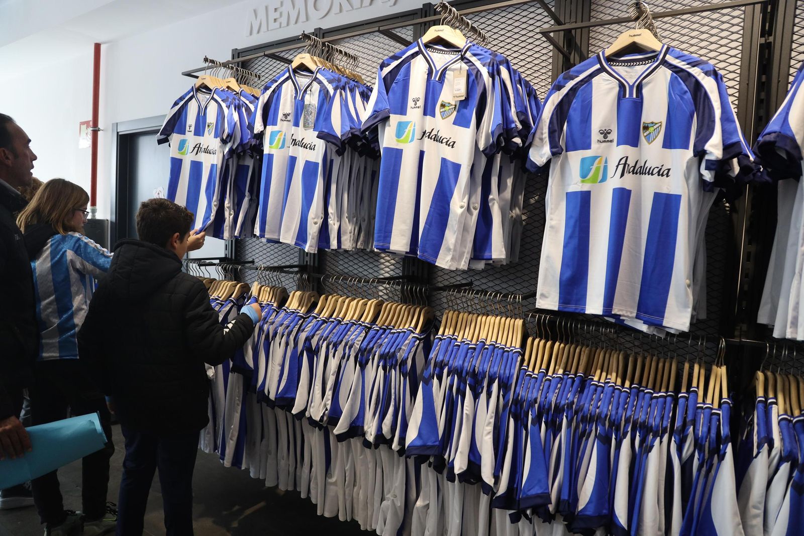 Alto ritmo de ventas en la tienda del Málaga CF por la camiseta retro: "La necesito"