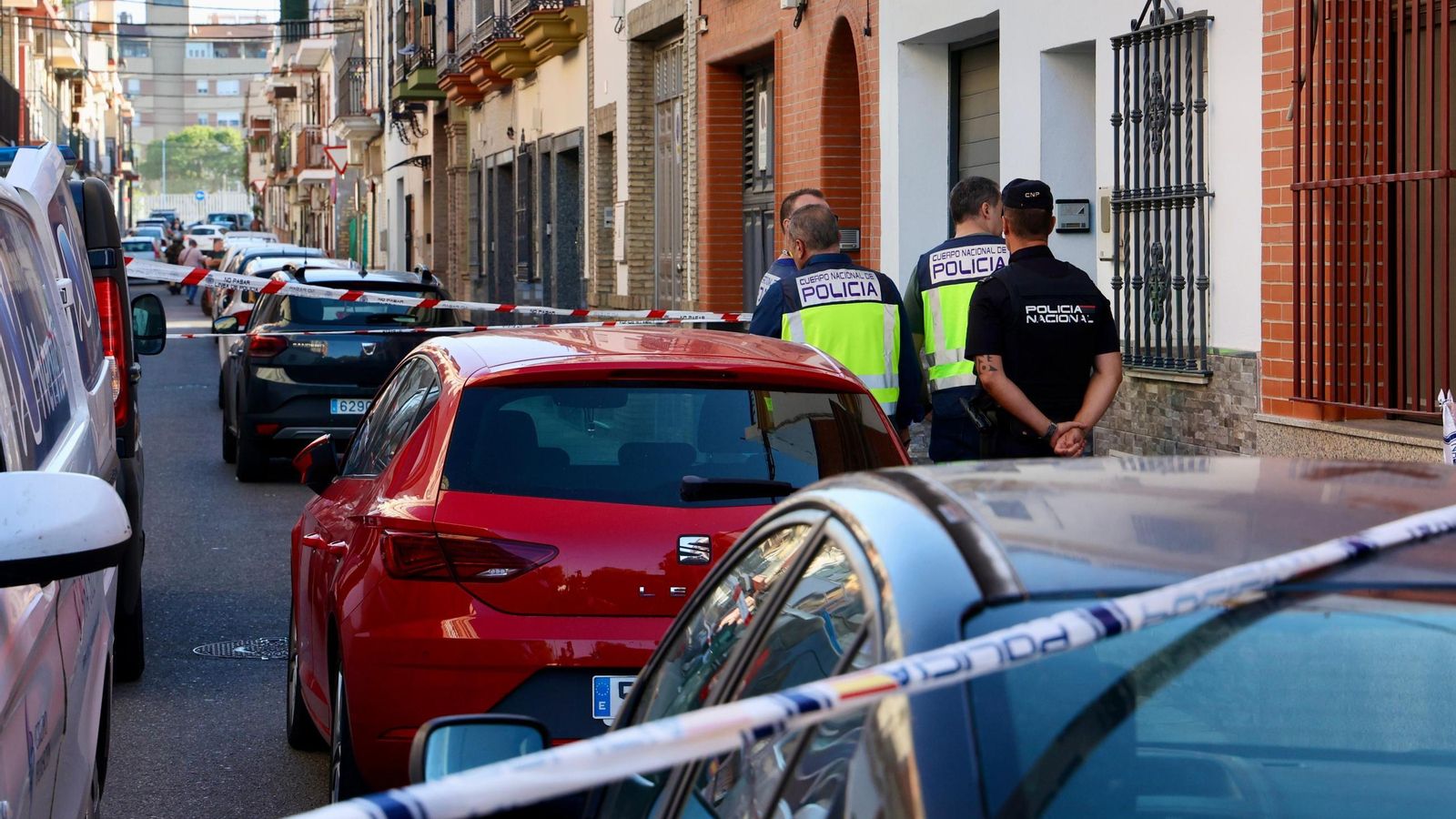 Policías nacionales, en torno a la vivienda en la que ocurrieron los hechos.
