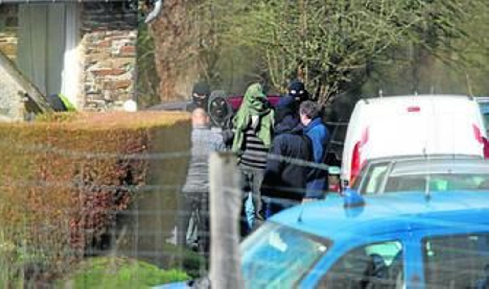 Policías franceses inspeccionan el chalet de Cahat junto a uno de los etarras, cubierto con un impermeable.