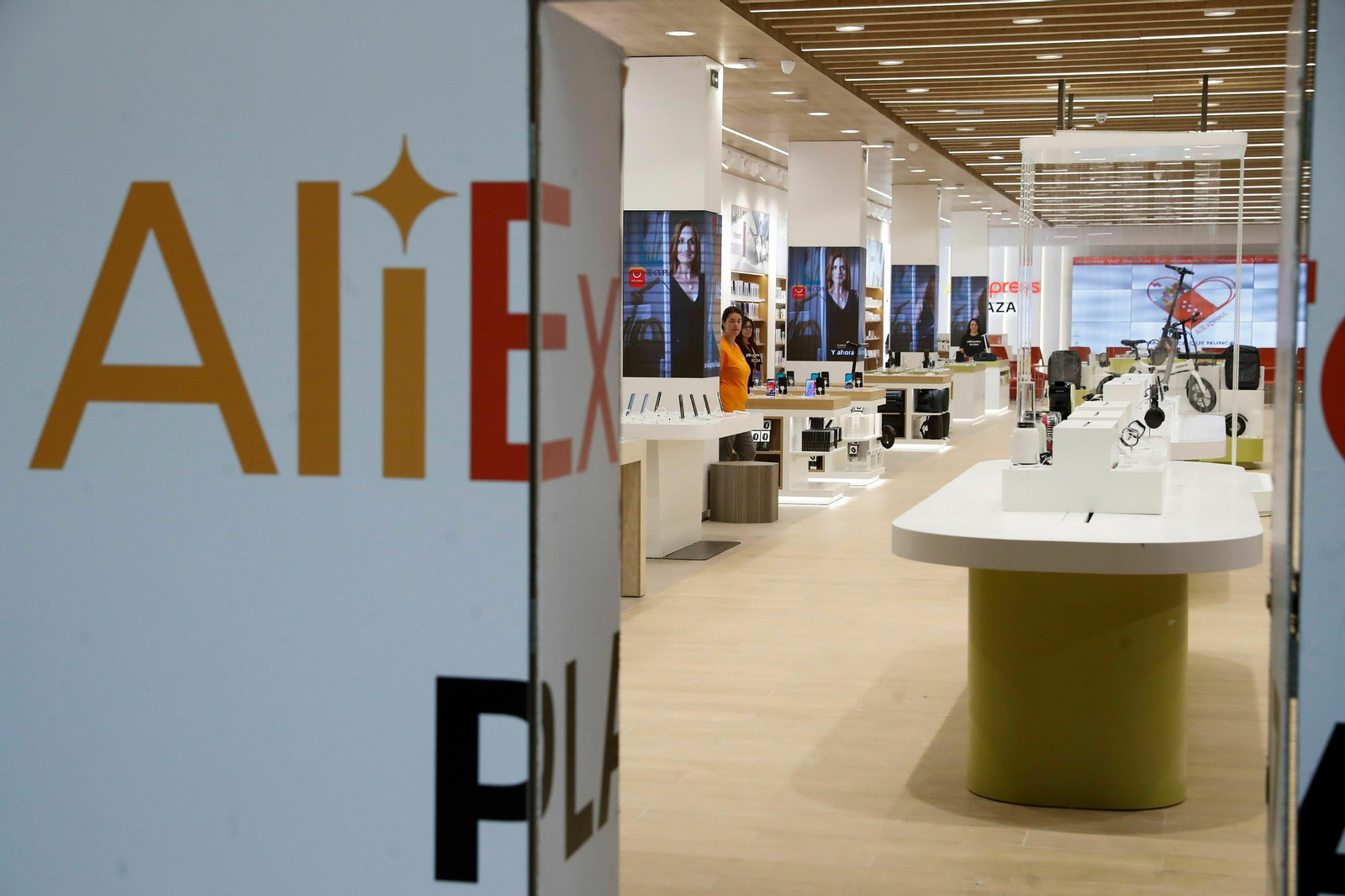 Establecimiento de la firma china Aliexpress en el centro comercial Xanadú de Madrid.