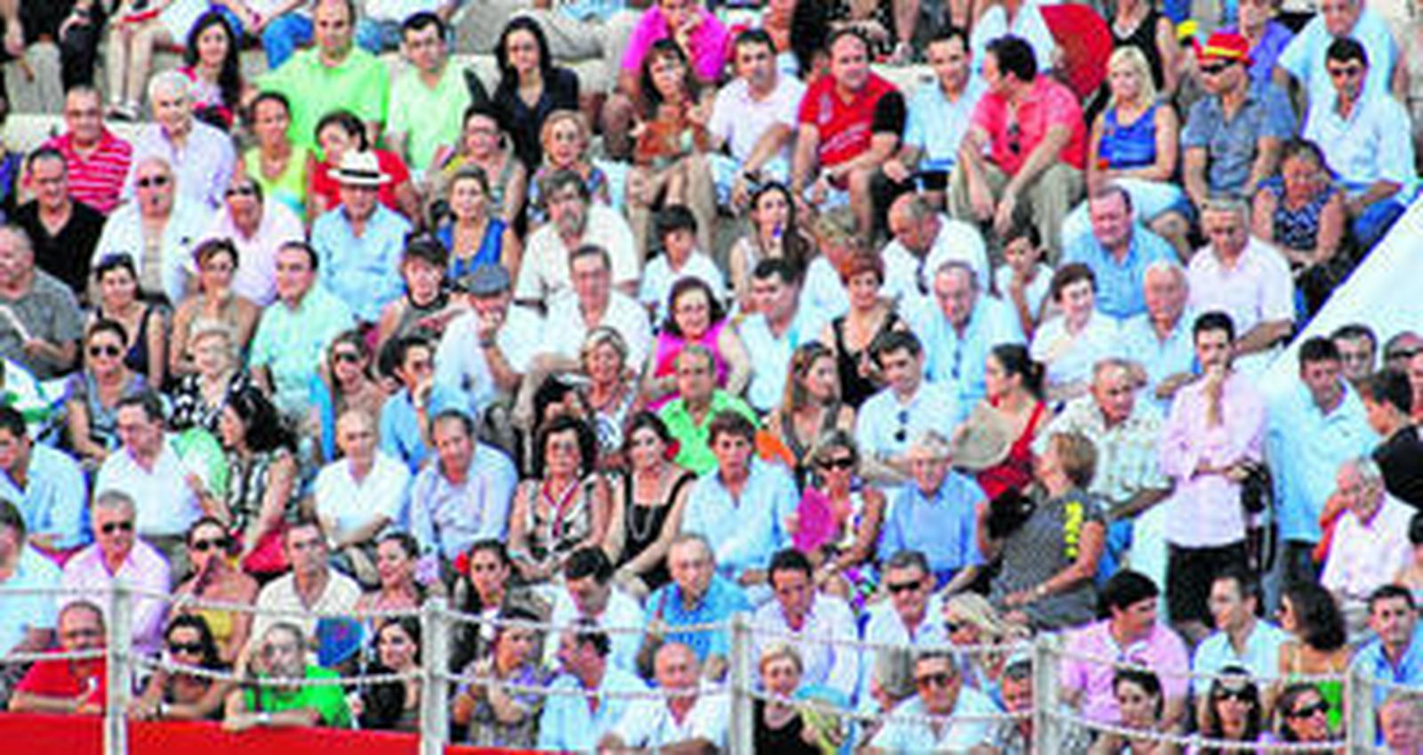 En la barrera del tendido 1, el doctor Manuel de la Torre, neurocirujano miembro del equipo médico de S. M. el Rey y el cirujano almeriense Luis Castillo.