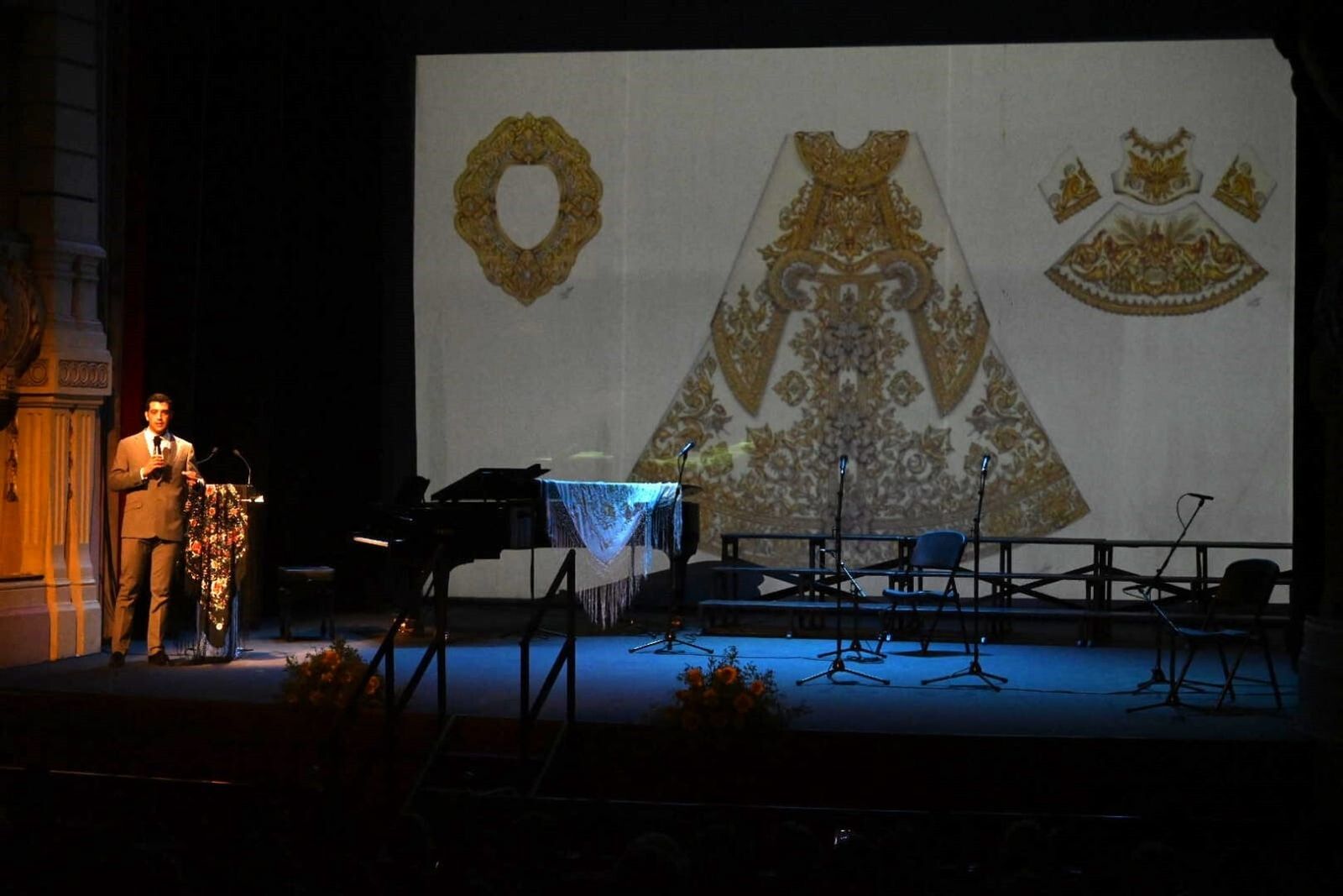 Presentación del Traje de Huelva para la Virgen del Rocío en el Gran Teatro.