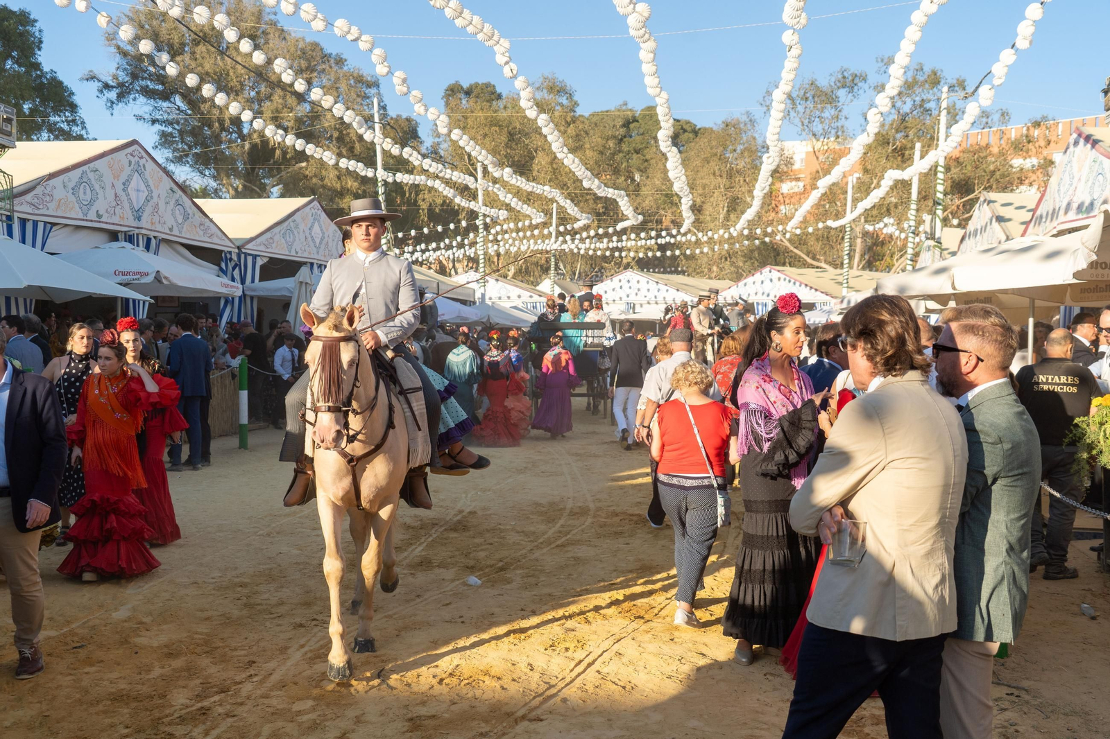 Imágenes del ambiente nocturno del 11 de octubre en la Feria del Caballo 2025