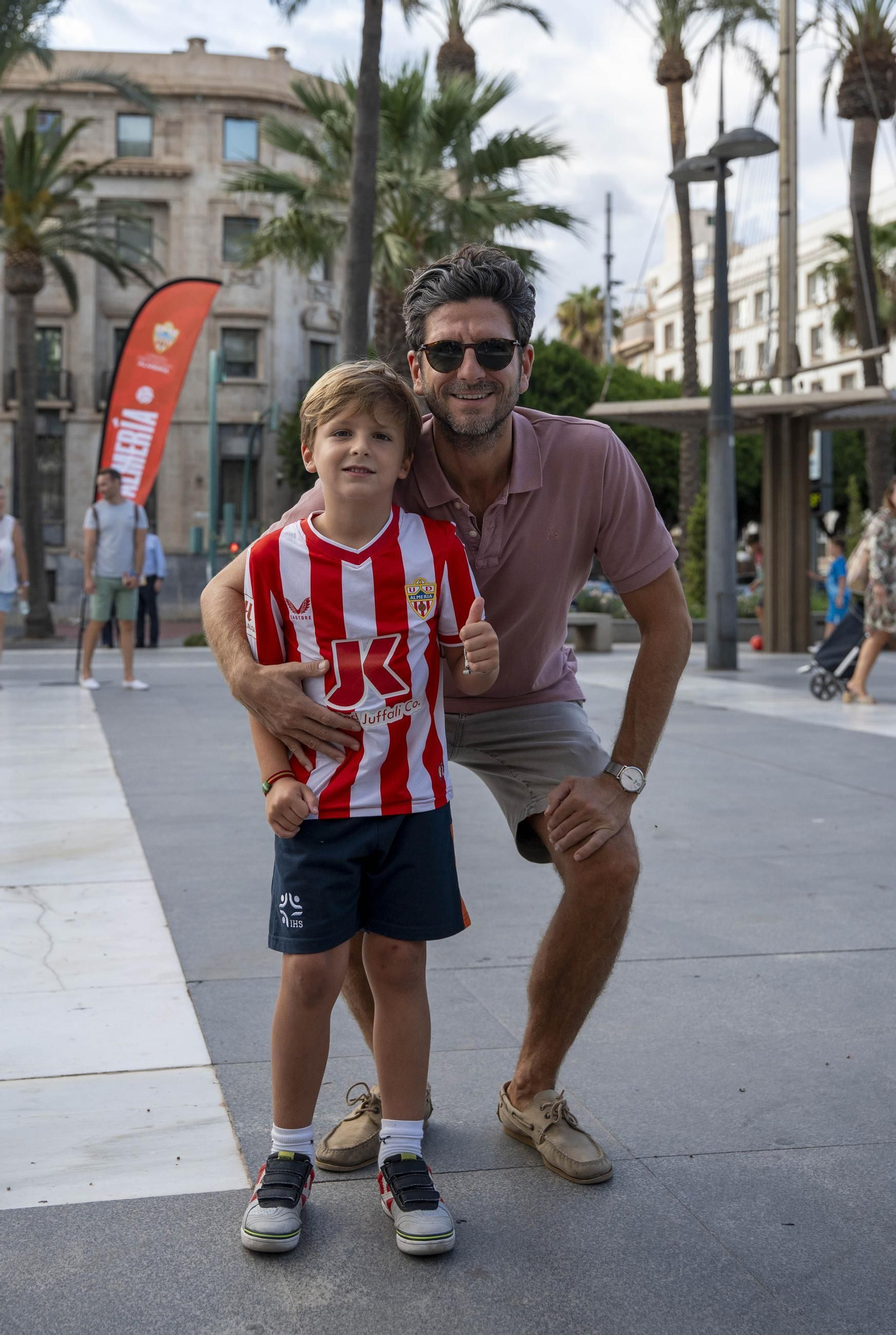 Los jugadores de la UDA Thalys y Andrés firman autógrafos