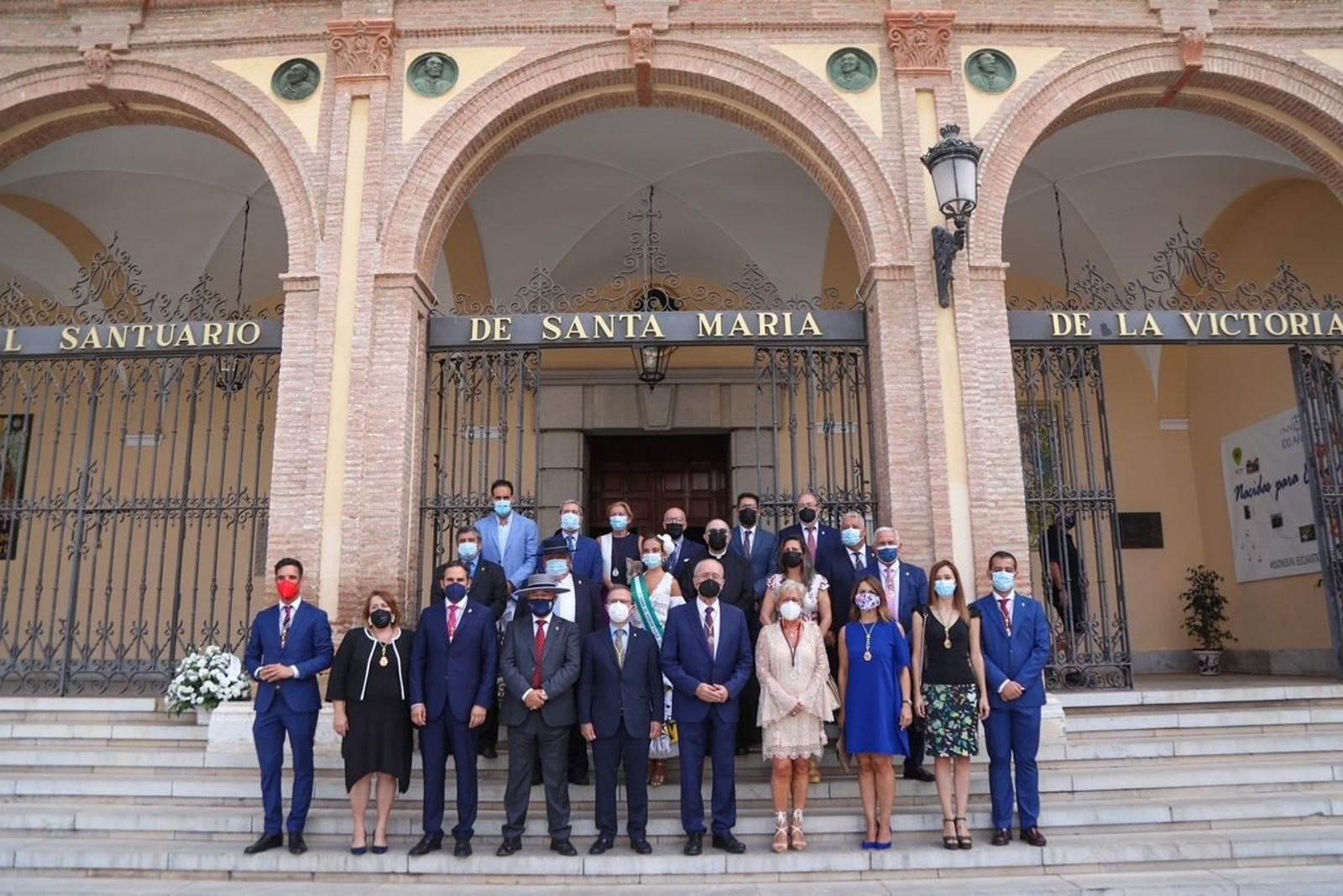 Autoridades en la escalinata del Santuario de Santa María de la Victoria.