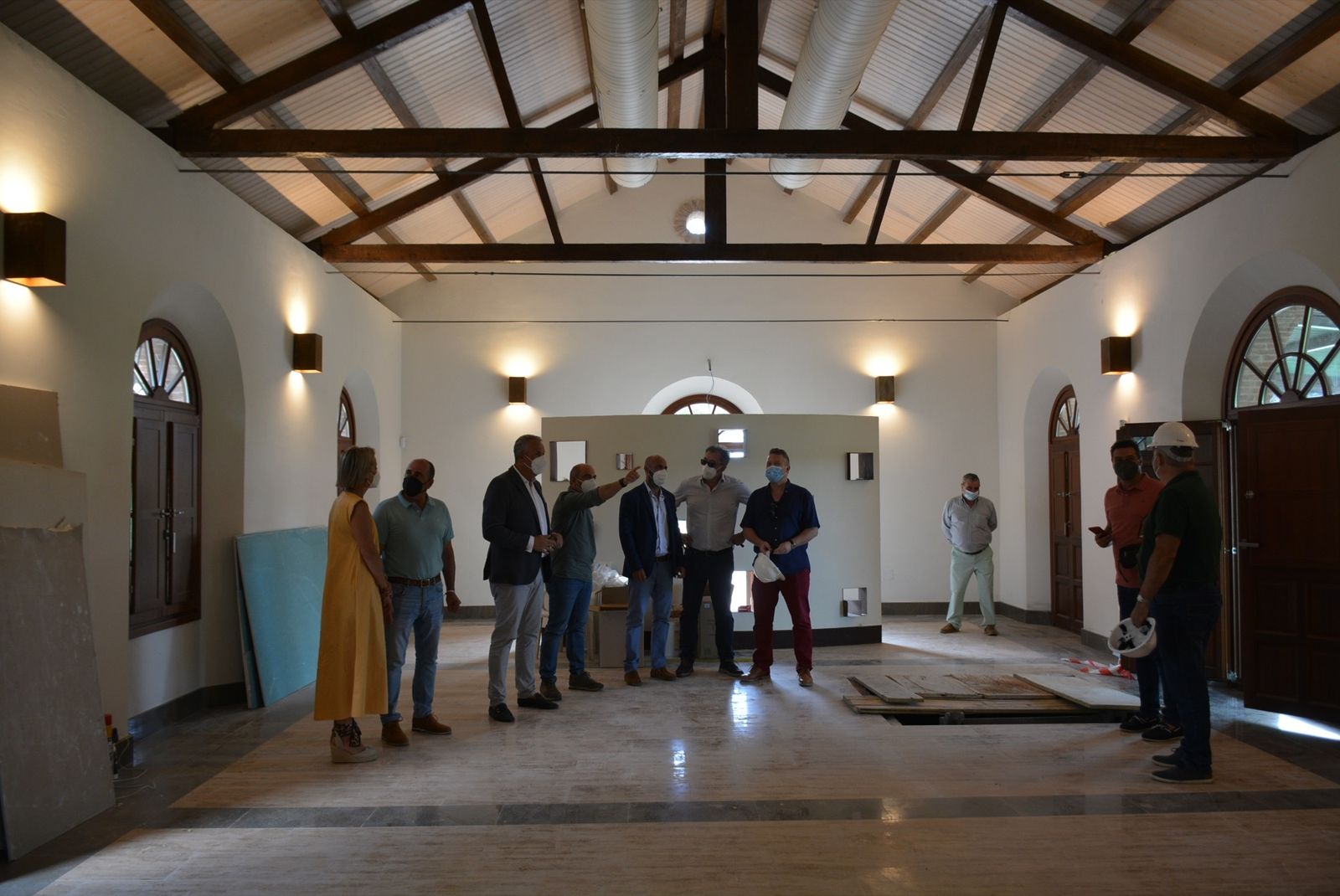 Visita de las autoridades municipales a la antigua estación de Renfe