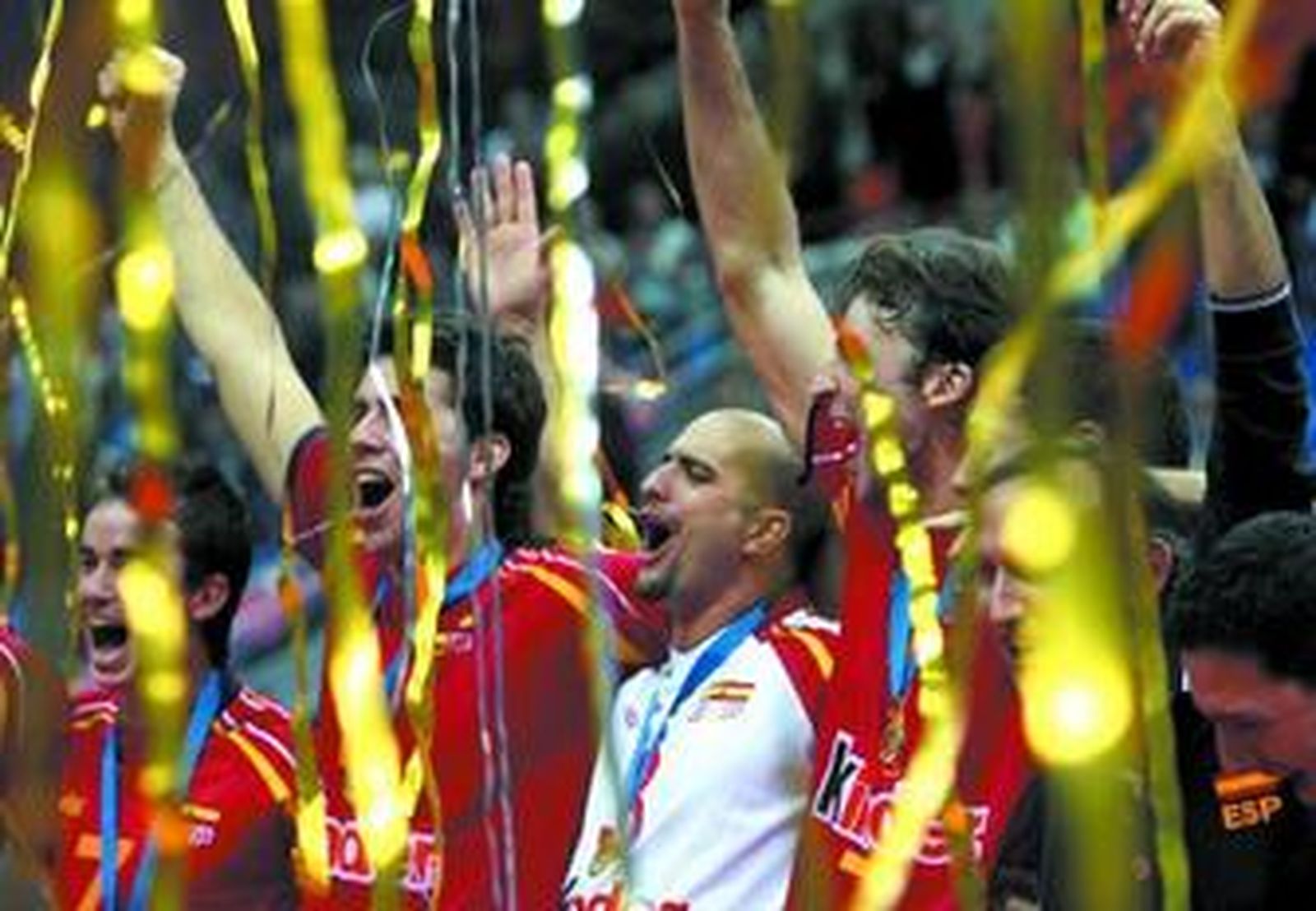 Lobato -de blanco- celebra junto a los jugadores de la selección su título en el Europeo de Rusia en 2007.