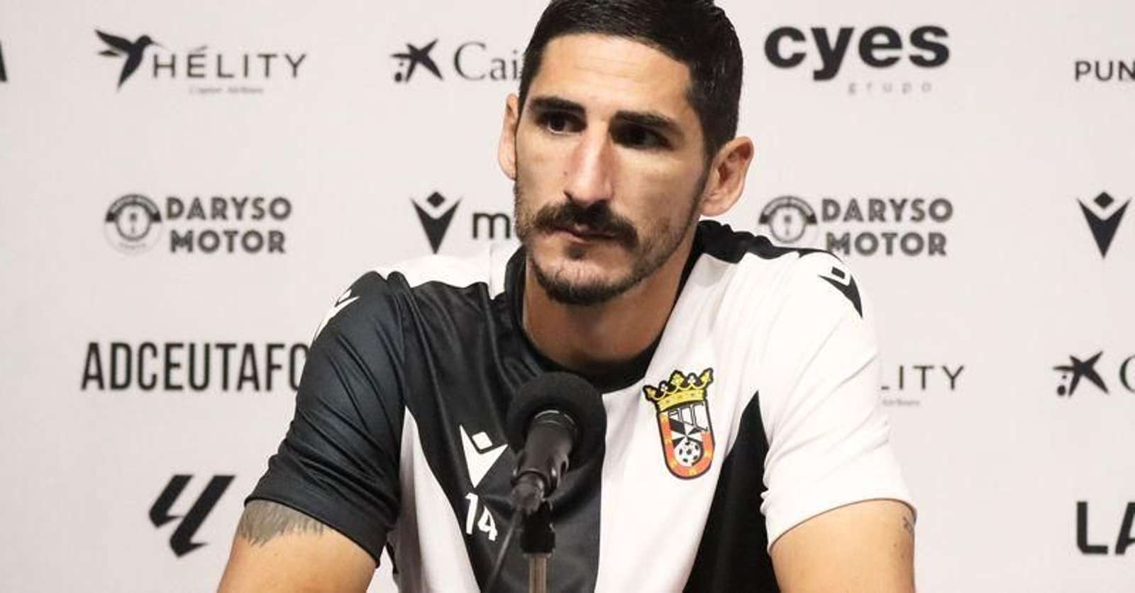 Bodiger, en una rueda de prensa como jugador del Ceuta