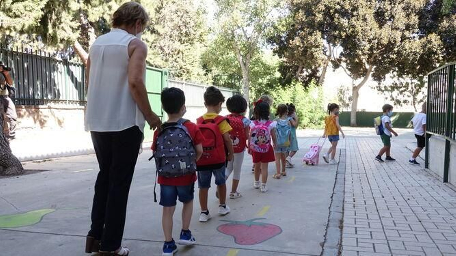 Niños con mascarilla entrando en un centro escolar el pasado curso. Niños con mascarilla entrando en un centro escolar el pasado curso.
