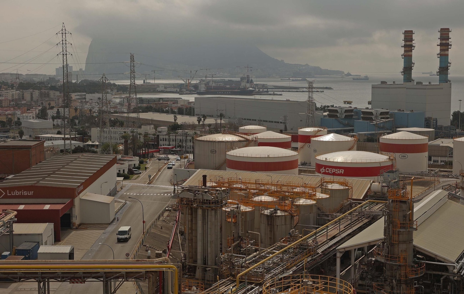 Instalaciones del parque energético de Moeve, en San Roque, una de las empresas presentes en ambos polos industriales