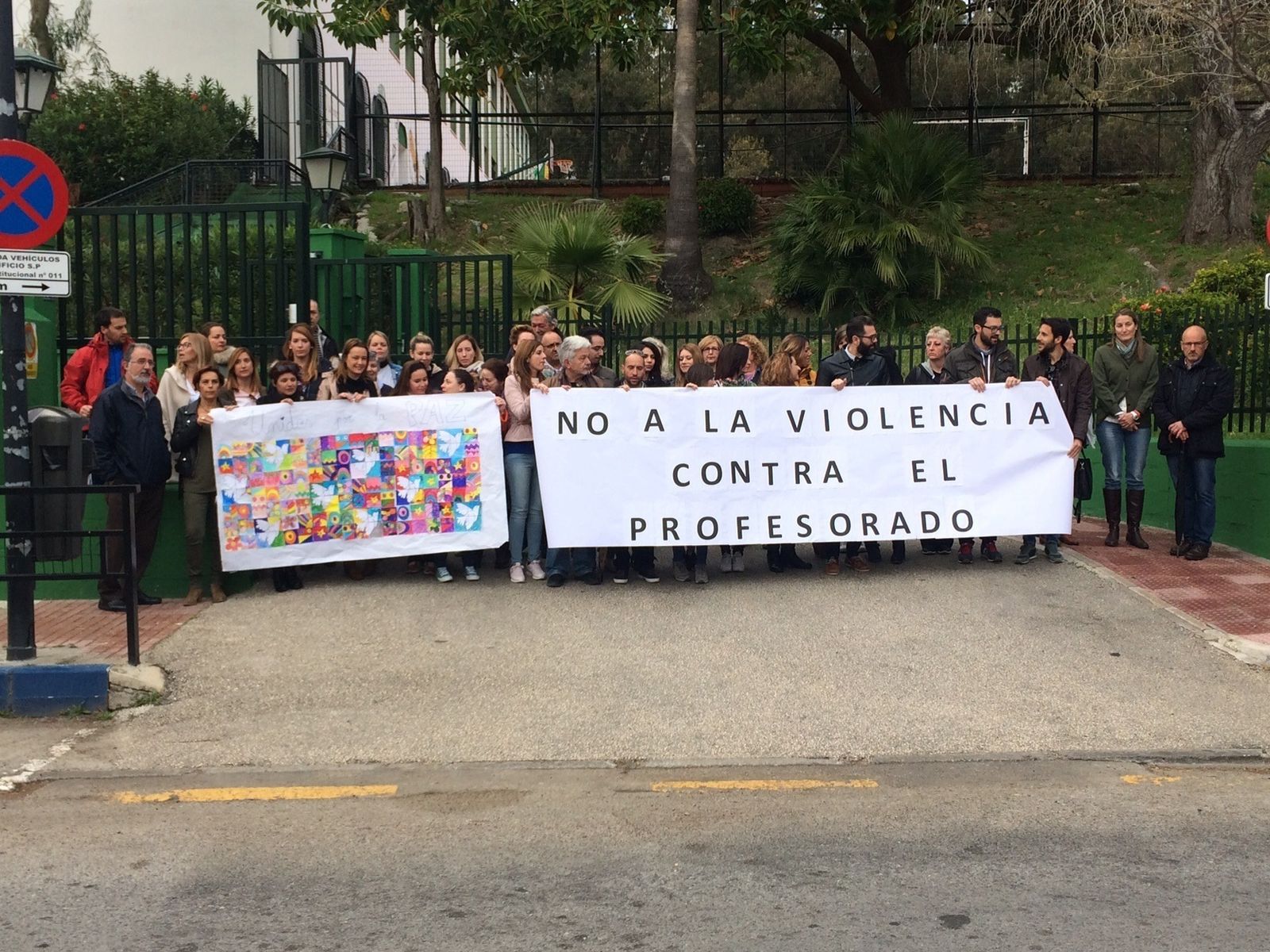 Profesores del colegio José Banús se concentran por la agresión de un padre a un docente.