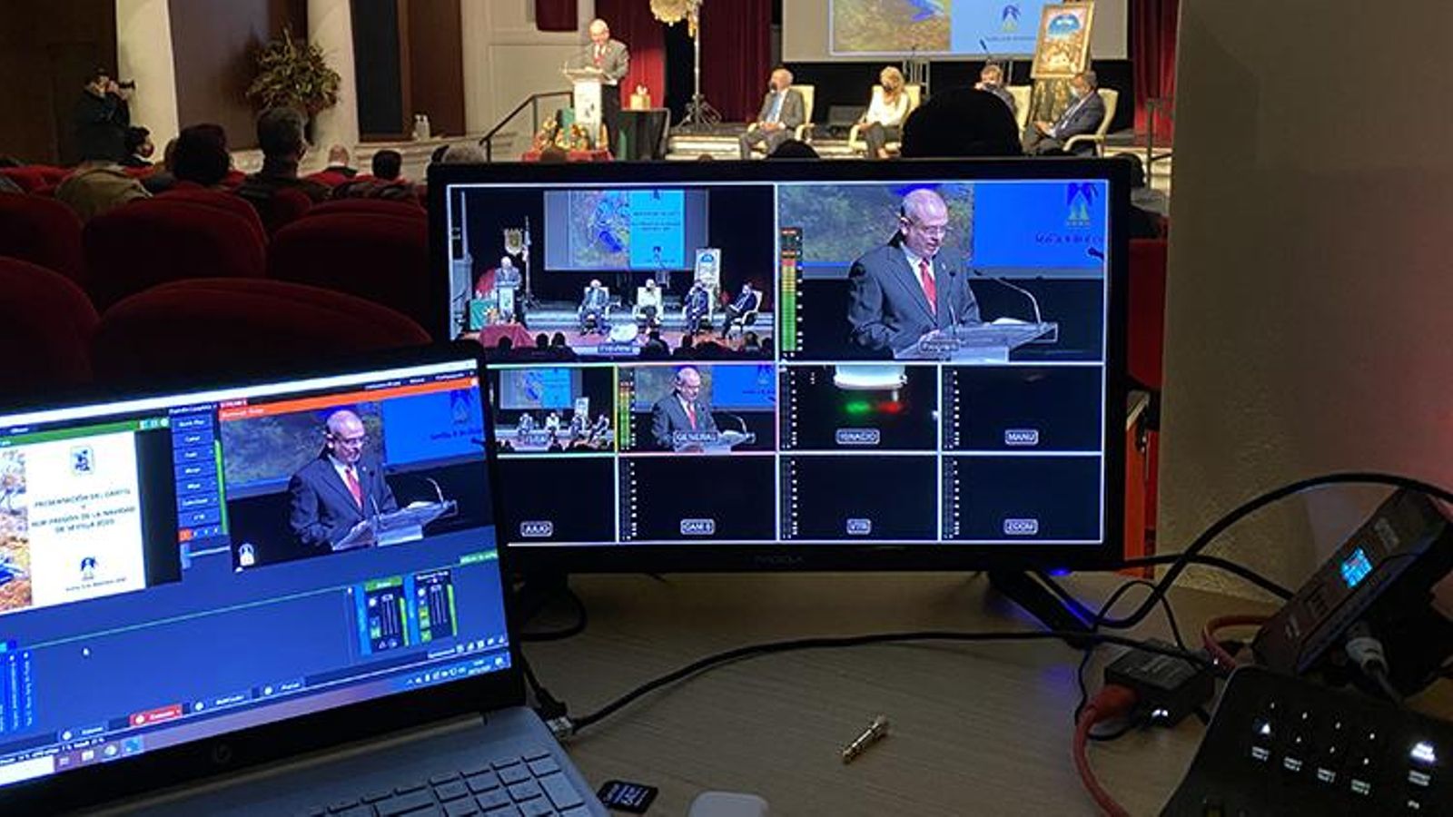 Mesa de realización streaming del pregón de la Navidad de Sevilla.