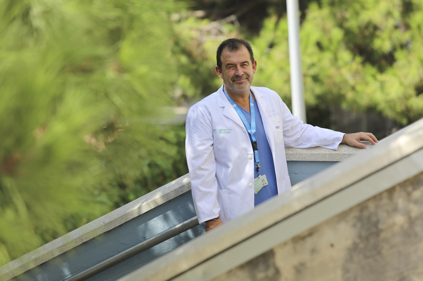 José Camacho, en las escaleras de entrada al Materno.