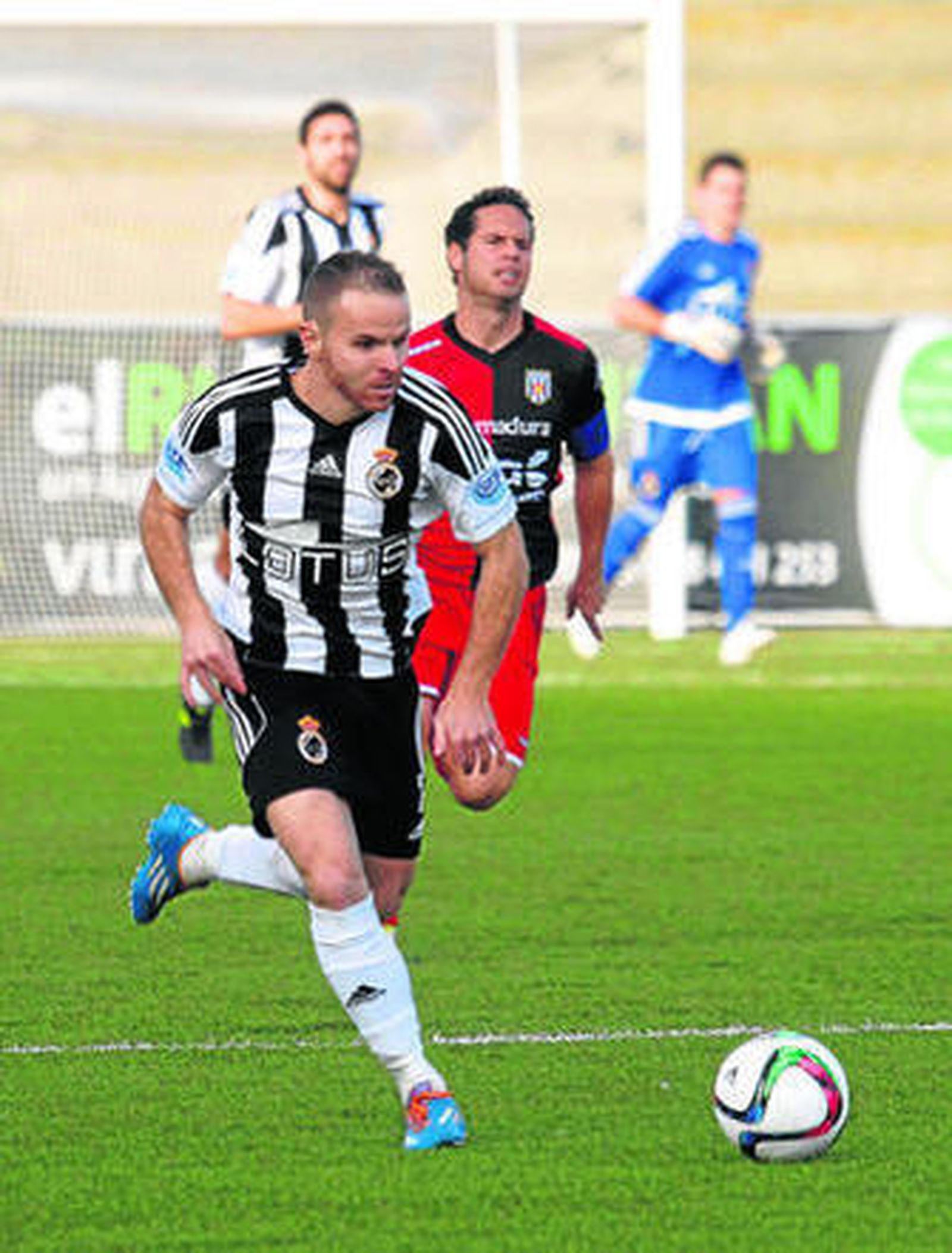 Juampe, brillante toda la tarde, conduce el balón perseguido por un jugador del Mérida, ayer.