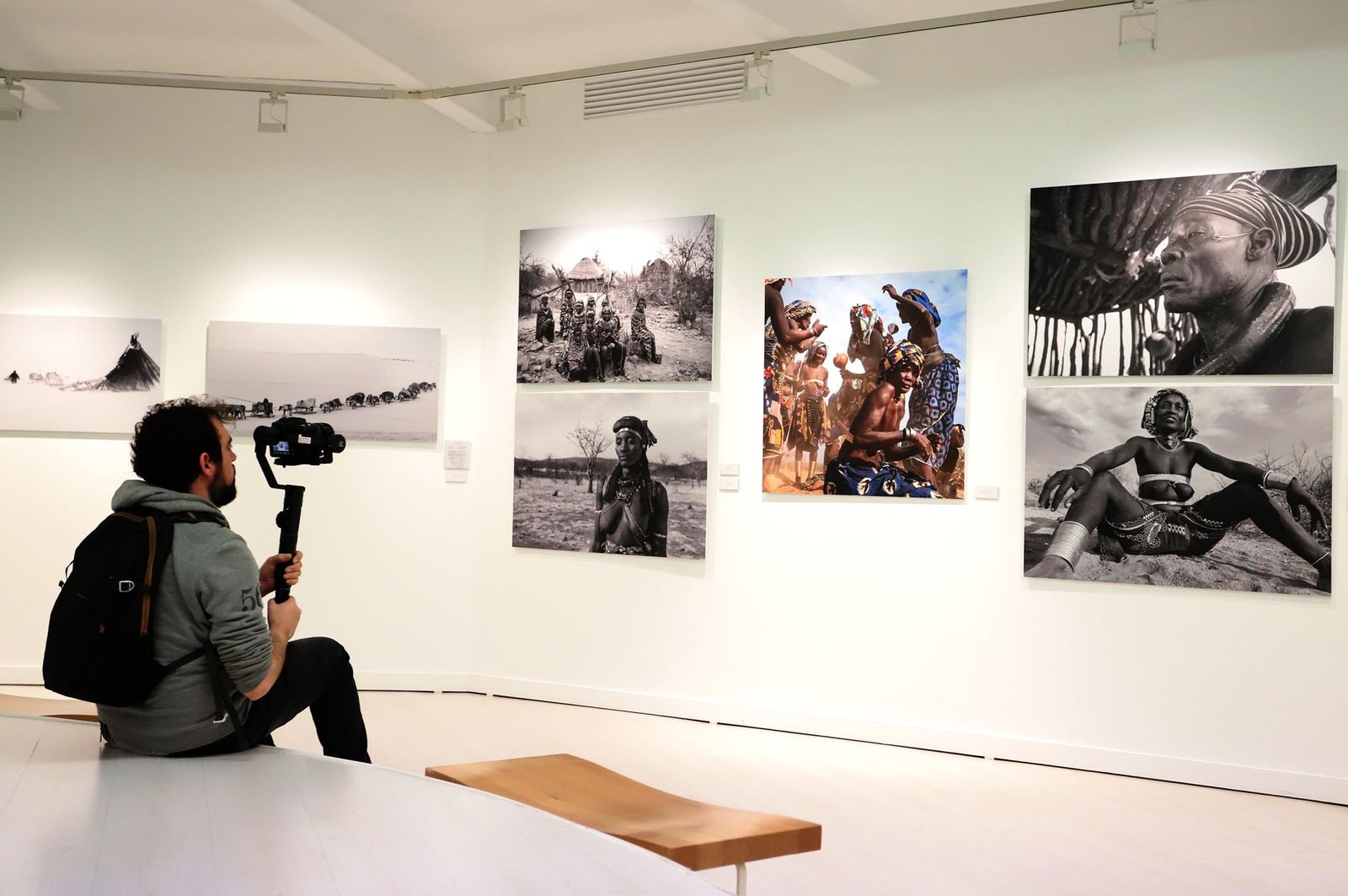 Imágenes de la exposición de Latitudes "Confines, más allá de la globalización" de Eduardo Lostal