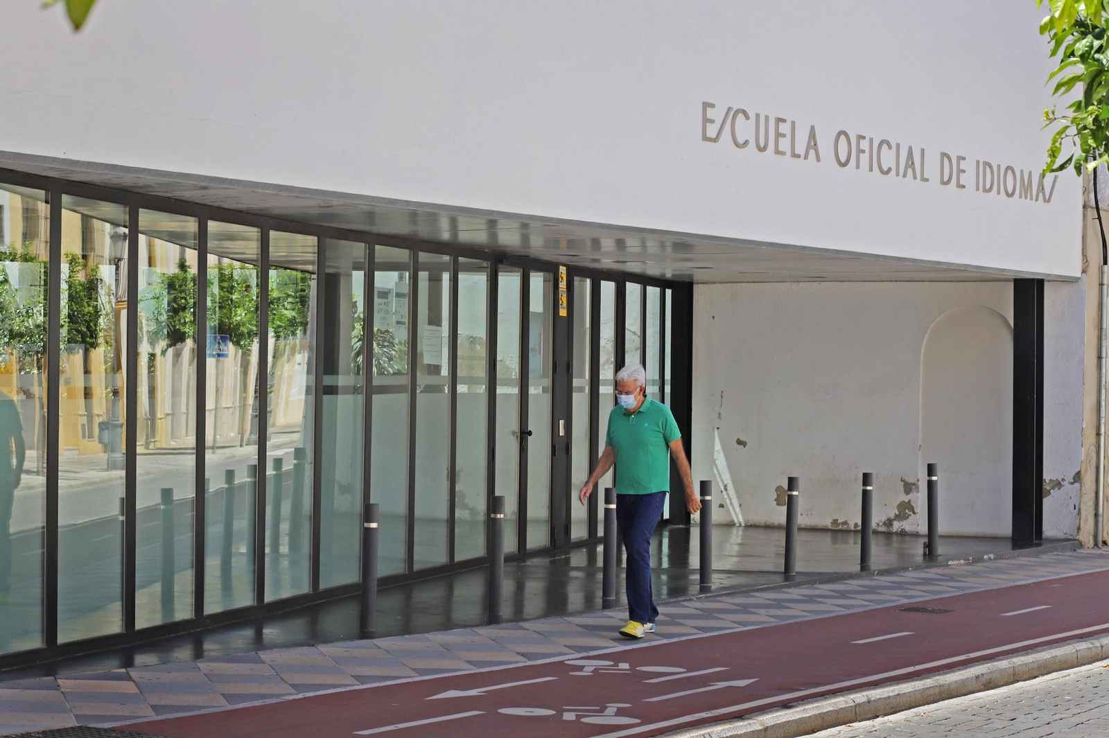 Fachada principal de la Escuela de Idiomas de Jerez.