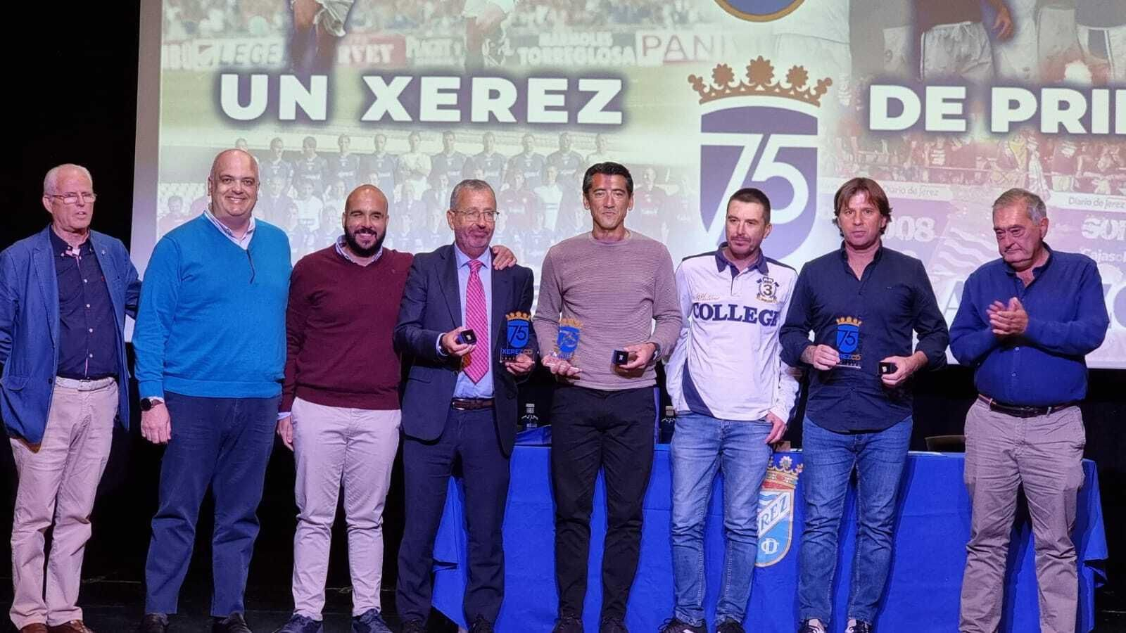 Foto de familia de Mendoza y Pedro Ríos, junto a los organizadores del coloquio y a los periodistas.