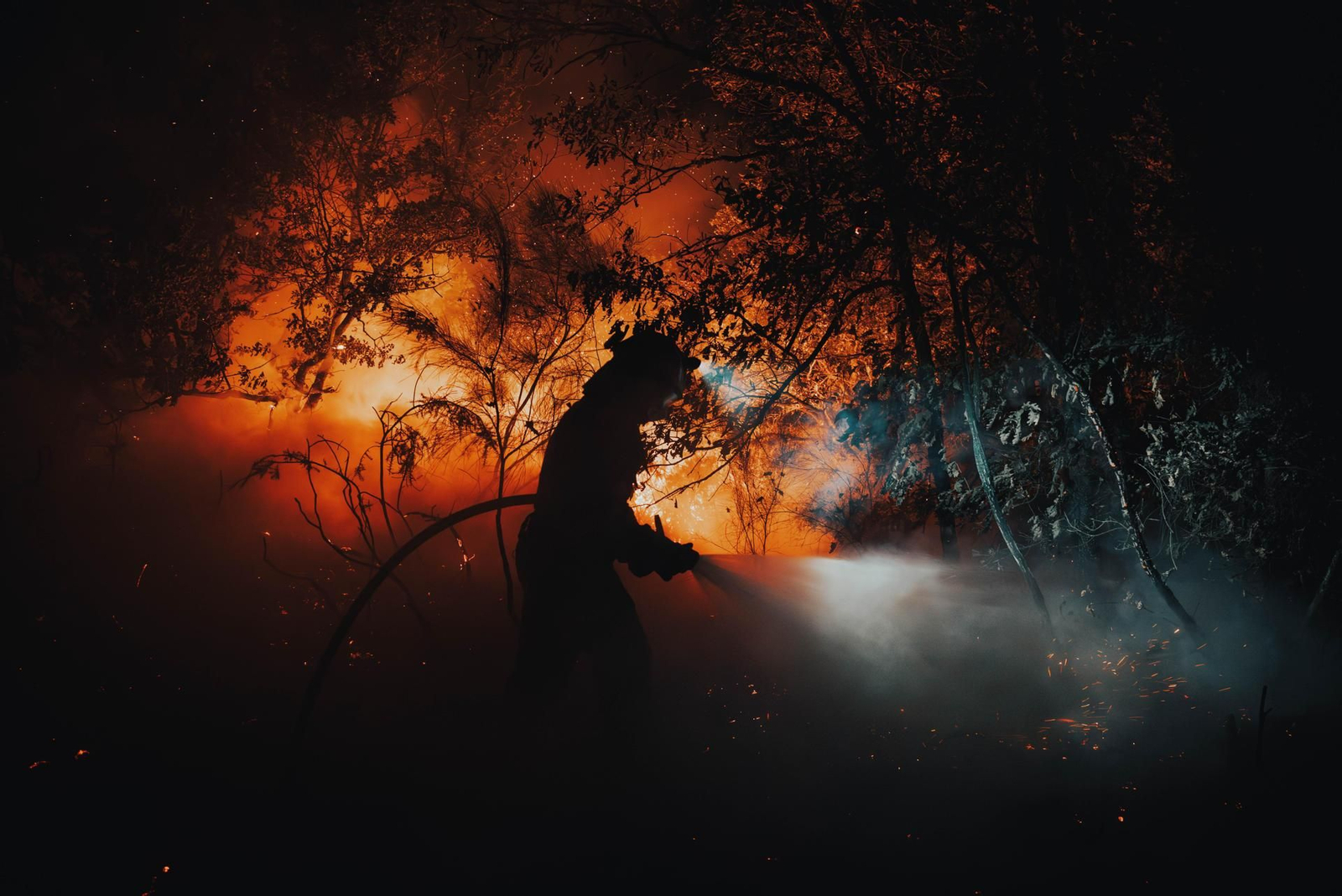 Lucha contra el fuego en el incendio que calcina Oimbra (Orense).